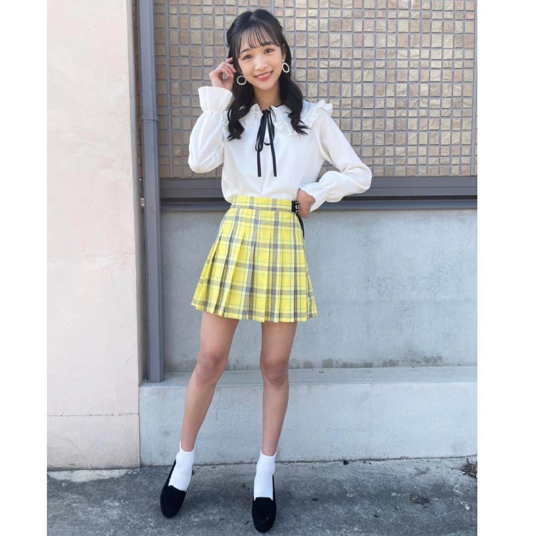 ニコ☆プチのインスタグラム：「アヤカの「元気をお届けコーデ」🌞﻿ ﻿ ﻿ アイドル風コーデで、ハピフル🎉﻿ ﻿ ﻿ 💌アヤカからみんなへメッセージ💌﻿ おうち時間が多いけど、ニコ☆プチを読んで元気になってもらえるとすっごく嬉しいです♡　いつかまたみんなに会える日を楽しみにしているし、お手紙は2人でお話ししているみたい(笑)！　体調に気をつけて暮らそうね！﻿ ﻿ #ニコプチ﻿ #中山あやか﻿ #プチモの私服」