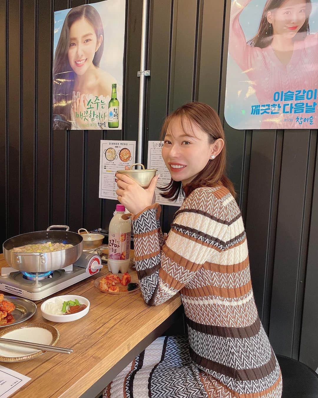 karen okajimaさんのインスタグラム写真 - (karen okajimaInstagram)「🇰🇷韓国料理店オープン🇰🇷  明日中崎町でオープンのダルピッ💕  タッカンマリ鍋食べたんやけど めちゃくちゃ美味しかったー！！🤤  とろっとろの鶏さんも美味しすぎるんやけど じゃがいもやトッポキと入っててほんま美味しすぎた🤤  韓国ではタッカンマリてあんまり 出汁に味をつけてないみたいなんやけど ダルピッは日本人向けに出汁にも 味をしっかりつけてるみたい😊💓  ニンニク好きな人は、既に入ってるけど 追い刻みニンニクもいけるで〜っ🧄    サイドメニューもめっちゃ美味しくて ポッサム、ヤンニョムチキン、サラダ キムチどれも美味しかったー！！！！  ほんで、ランチのラーメンも食べたんやけど ちぢれ麺で出汁と絡み合ってそれも めちゃくちゃ美味しかった🥺💕  ランチもとってもおすすめ！！ しかも店内も映えやでー🥰❤️ マッコリやチャミスルの種類も豊富でした✨  中崎町駅の4番出口から徒歩2.3分だよ💕  #ダルピッ #中崎町グルメ #中崎町ランチ #中崎町韓国料理 #大阪韓国料理 #タッカンマリ鍋 #グルメ岡島 #韓国居酒屋 #チャミスル #マッコリ」3月10日 18時56分 - karenokajima0318