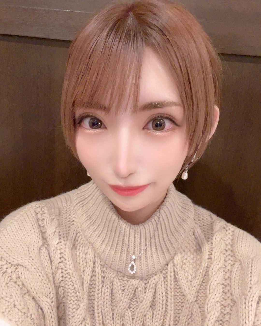 葉月七瀬のインスタグラム：「. 先週、眉のアートメイクとハイフを アートセルクリニック六本木さんで(@artcellclinic_roppongi.artmake ) やっていただきました👳🏼💕 . . 1年半前に他院で1色のアートメイクして 色落ちしてきたのが気になったのと 自の眉毛が半分なくて立体的で 韓国眉みたいに少し太めの眉にしたかったから アートセルクリニックさんで Nメイクブロウで立体的にしてもらいました⭐️ . 立体的で理想の眉すぎて感動したし 施術中は全く痛みがなかった😳 前は涙は出たからびっくり！ . . あと人生初のハイフした〜💖 レーザー系はフォトフェイシャルしか したことなかったんだけど たるみが気になったので🥺 これから効果出るから楽しみ✨ . カウセも施術もとても丁寧で 安心して施術受けられた💓 . #アートセルクリニック #アートセルクリニック六本木  #アートメイク #アートメイク眉  #ハイフ #hifu #リフトアップ  #美容」