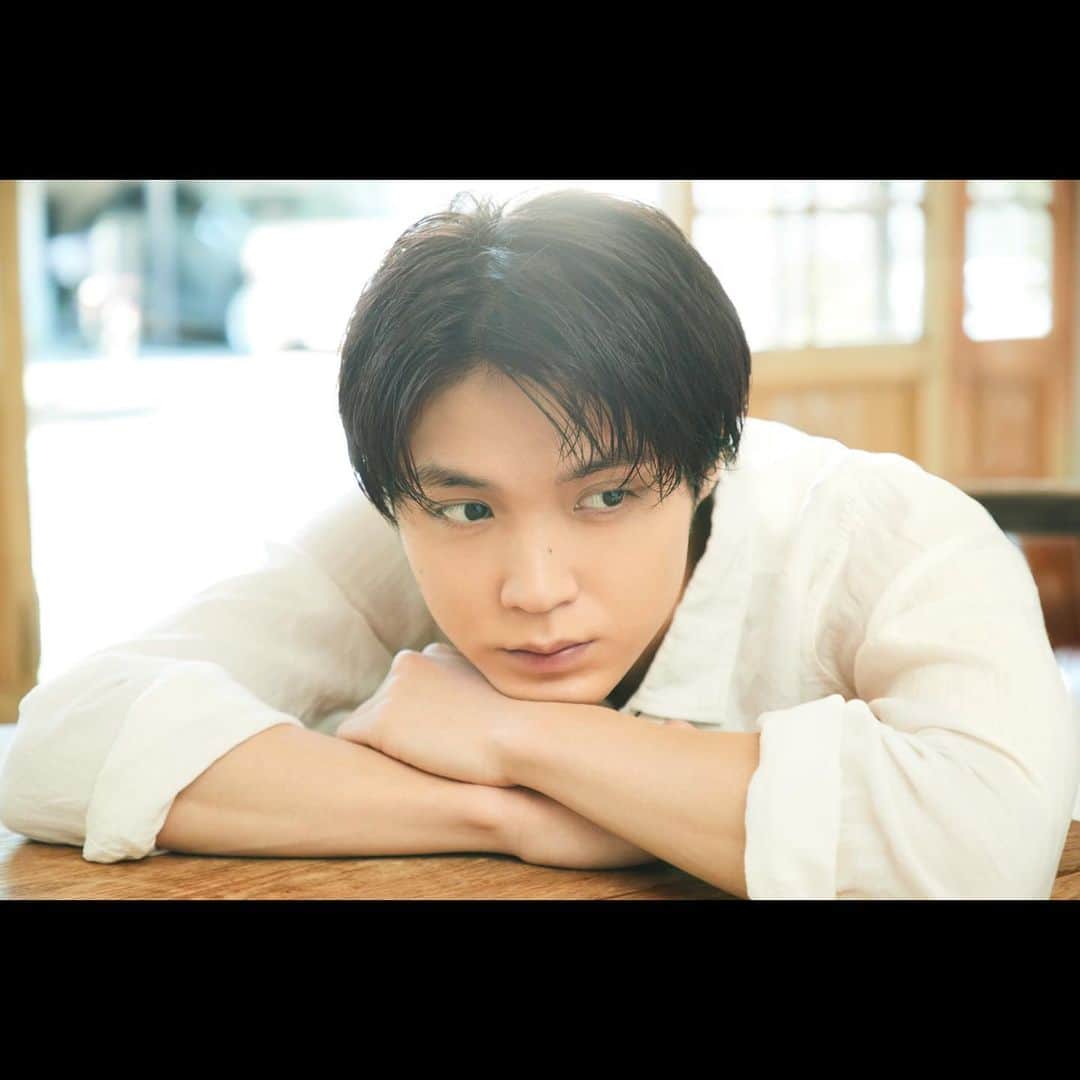 磯村勇斗のインスタグラム：「.  「確かに忘れられない恋だった」  本日発売です。 僕の忘れられない名曲がちらほら 皆さんはどうですか?  是非聴いて下さい!  #確かに忘れられない恋だった」