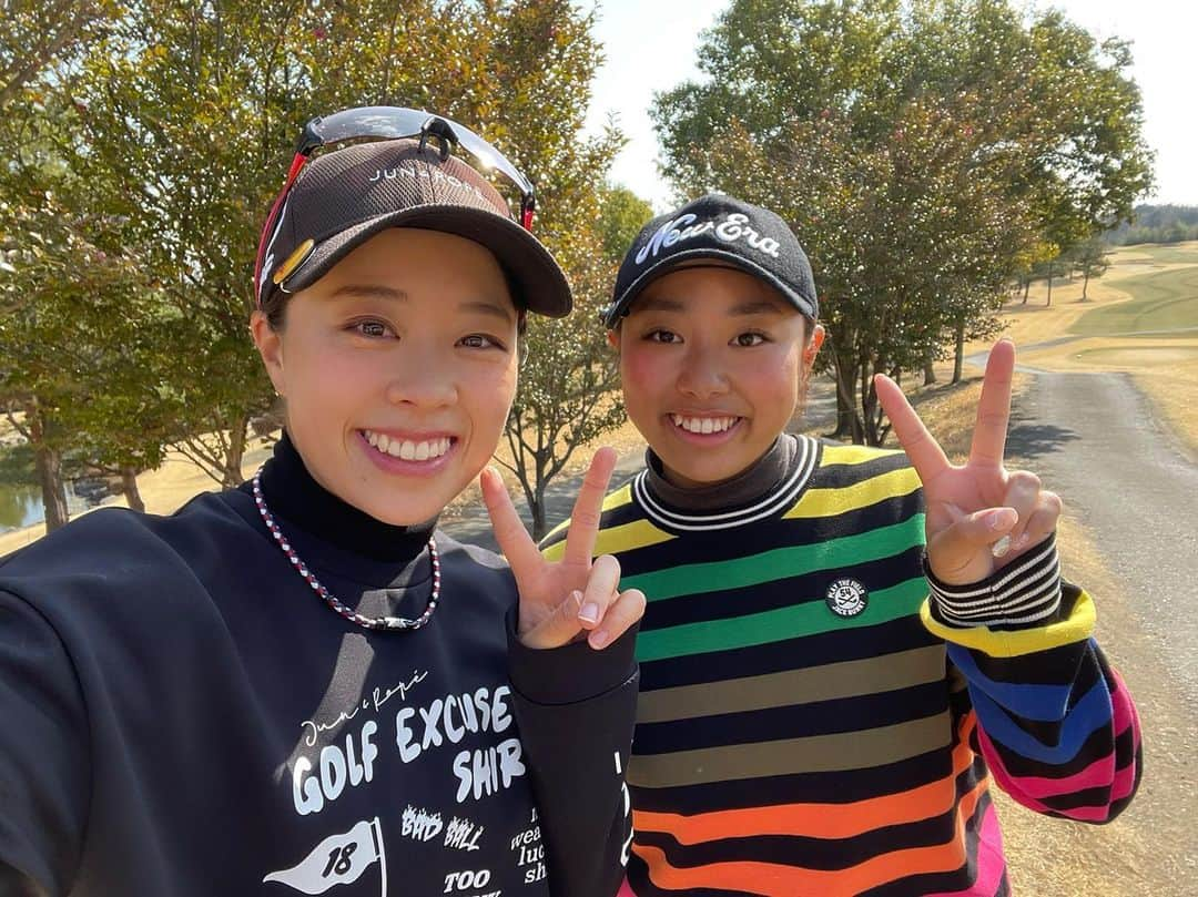 笹原優美さんのインスタグラム写真 - (笹原優美Instagram)「★﻿ 今日は同じチーム @teamwada_golf の﻿ 亜美に付き合ってもらって﻿ 一緒にラウンドしてきました🤗⛳️🌸﻿ プロテスト一次予選の会場、富岡倶楽部💡﻿ ﻿ 二人で真剣勝負🔥﻿ 全ミドルホールに一打のハンデをつけてマッチプレーをしました！！﻿ 問題です！﻿ どちらが何UPで勝ったでしょうか？🤗﻿ 答えは後ほどコメント欄で📝﻿ ﻿ また勝負しようね〜😤‼️‼️ 毎回勝敗をクイズにしようかな！️﻿ ☁️﻿ ☁️﻿ #TeamWADA#岡野亜美#笹原優美 #TeamWADAGolfAcademy #ゴルフ#golf#高爾夫#高尔夫﻿﻿ #アマチュアゴルファー#プロゴルファー #ゴルフ大好き#ゴルフ上手くなりたい#ゴルフ男子#ゴルフ女子﻿ #junandrope#ジュンアンドロペ#ジュンロペ﻿ #サングラス#SWANS 🕶 #スポーツネックレス#エックスバイテン」3月10日 17時28分 - yumi_sasahara_official