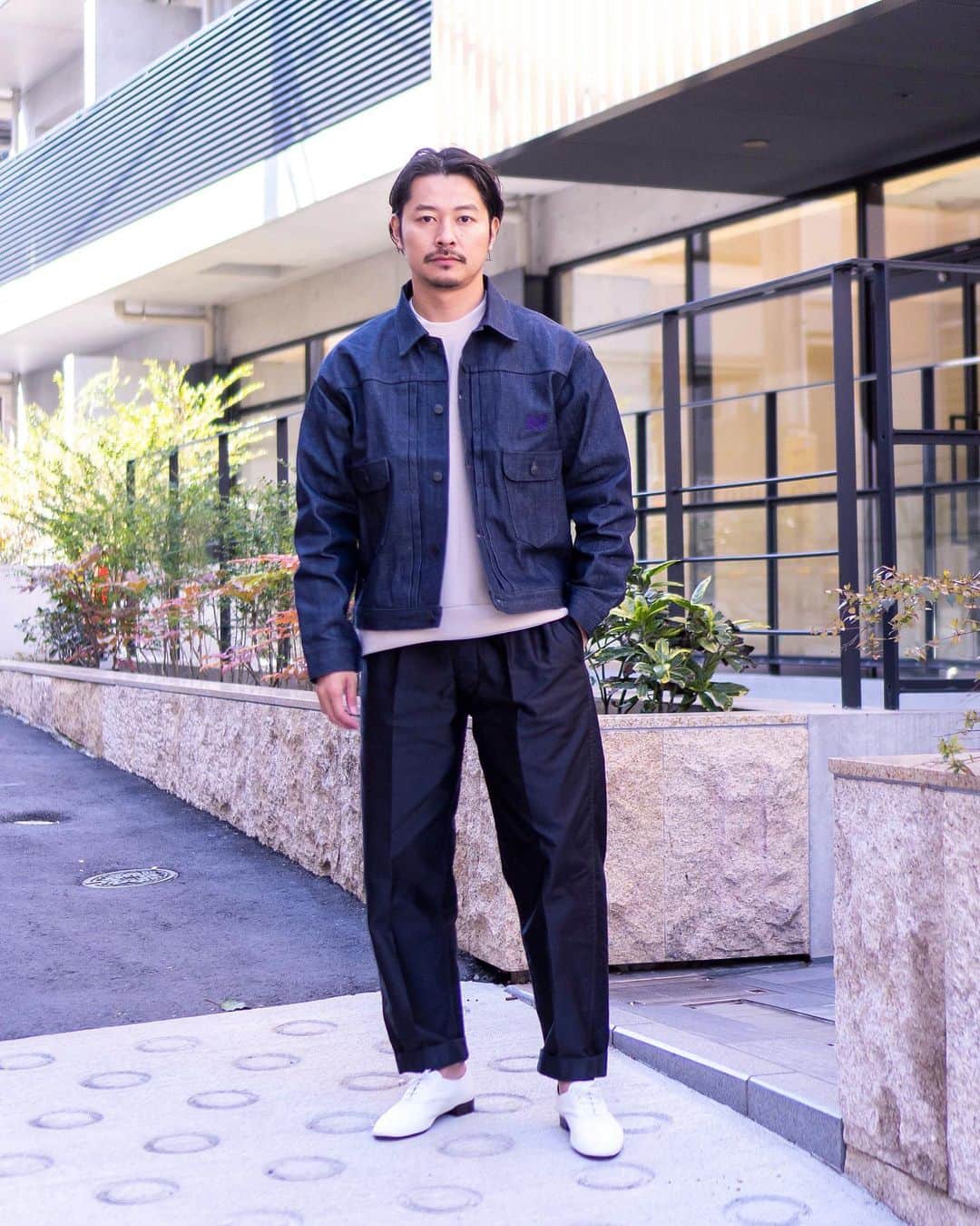 高田朋佳のインスタグラム：「Casual Style. 思いっきりカジュアルのスタイルでも、レザーシューズを合わせたり、パンツにしっかりクリースを入れて、ドレスの要素を少しでも取り入れるのが僕なりの拘りです。  Photography @naoki_tezuka  ———————————————————————— #needles #auberge #repetto  #dressstyle #elegantstyle #modernclassicstyle #newclassicstyle #fashion #mensfashion #mensdressstyle #suitsstyle #dapperstyle #takadachannel」