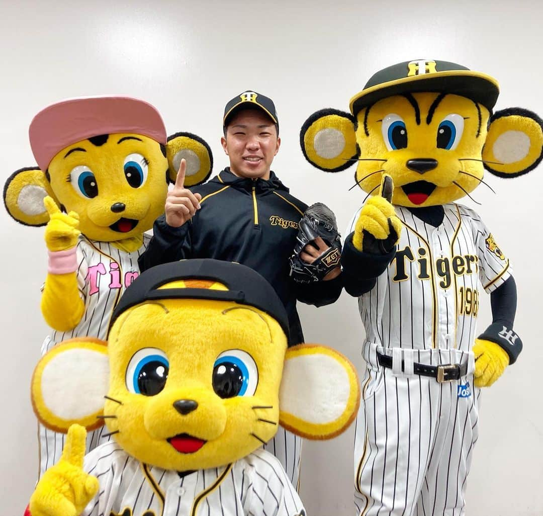 阪神タイガースさんのインスタグラム写真 - (阪神タイガースInstagram)「9回に登板、ナイスピッチングの石井大智投手‼️試合後に偶然会ったトラッキー達と📷✨  #石井大智 選手 #ナイスピッチング✨  #トラッキー #ラッキー #キー太  #オープン戦 #阪神タイガース #挑超頂」3月10日 17時45分 - hanshintigers_official