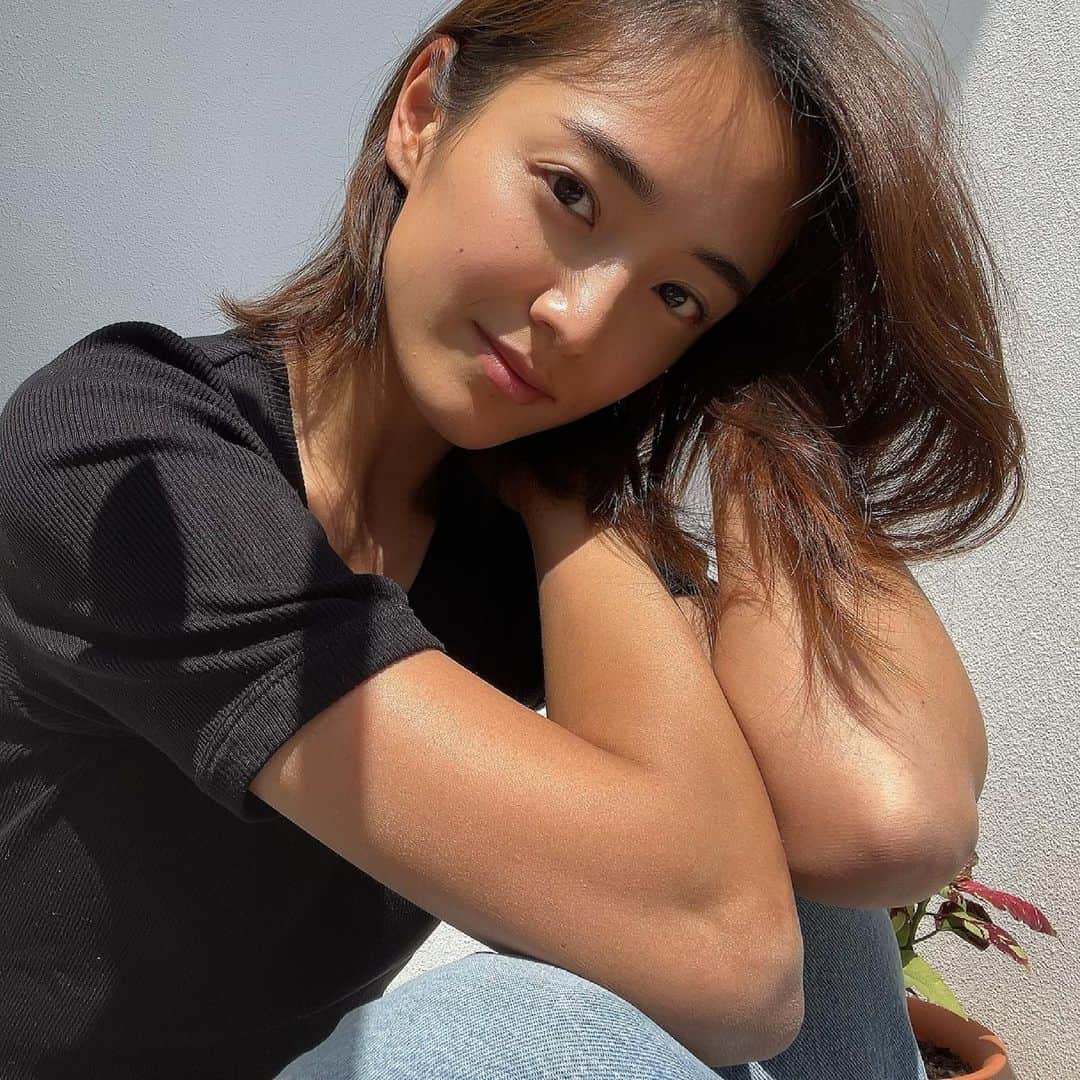 夏美のインスタグラム：「沖縄はやっと日中半袖でも太陽がじりじりしてきましたよ〜☀️✨ やっぱり沖縄も3月までは冷えたりする日もあって夜とかはまだ長袖の時もあるんですね👖🌛 ＊ ＊ 全然話変わるけど最近やっと髪が伸びてきた🙌 まだ子供が1歳前半で髪の毛を悪気なく全力で引っ張ってくるので不安もあるけど きっと伸びた頃には良し悪しがわかって引っ張ってこない事を想定して 伸ばします！！！✊ という1人決意表明でした💪笑 最後まで読んでくださってありがとうございます！！🙇‍♀️笑 ＊ ＊ 新しいシーズンの始まりはイメチェンして心新たにしたくなりますよね❗️❗️ ＊ ＊ #夏美の沖縄ライフ  #沖縄　 #okinawa #okinawajapan」