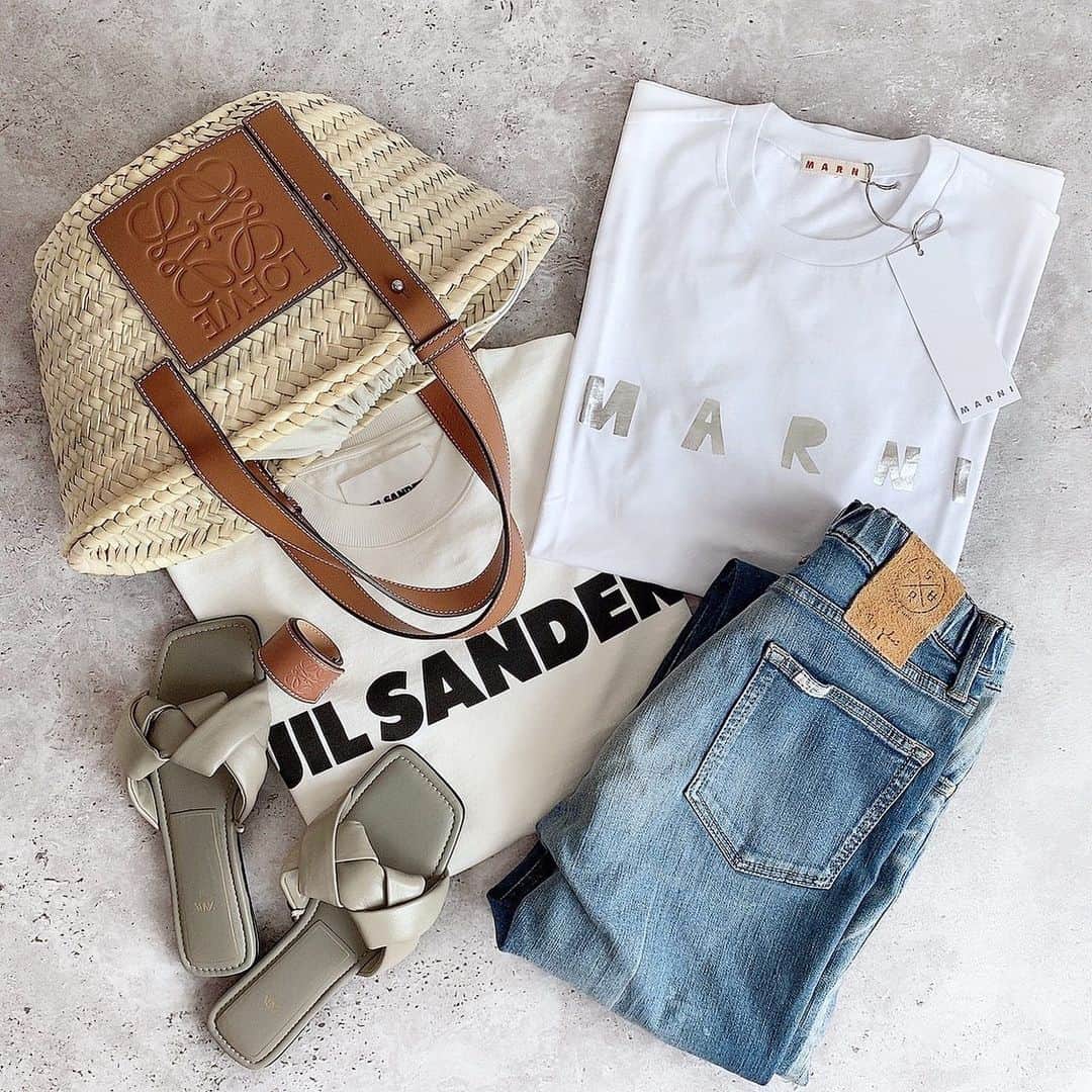 *✭ᏋണᎥ✭*のインスタグラム：「ㅤㅤㅤㅤㅤㅤㅤㅤ ㅤㅤㅤㅤㅤㅤㅤㅤ logo Tee集めにハマりそ☺︎ ㅤㅤㅤㅤㅤㅤㅤㅤ silverのロゴが気に入ってkidsの1番大きいやつ ㅤㅤㅤㅤㅤㅤㅤㅤ Teeとdenimで 吉田栄作さんコーデ早くしたい🍉🌴 ㅤㅤㅤㅤㅤㅤㅤㅤ #白Tデニム ㅤㅤㅤㅤㅤㅤㅤㅤ #tシャツコーデ#デニムコーデ#シンプルコーデ#ロエベ#ザラジョ#マルニ #ジルサンダー#marni #loewe#musededeuxiemeclasse #partegram#locari#大人コーデ#大人カジュアル#かごバッグ#サンダルコーデ」