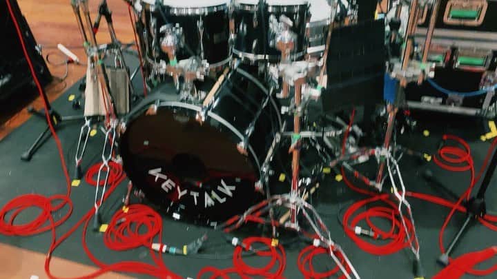 小野武正のインスタグラム：「KEYTALKドラムの八木さんに昨日の答えを聞いてみましょう...  #わしつなぎ #drums #答えはhappy end popでした」