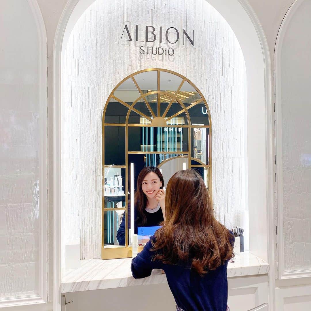 磯部奈央のインスタグラム：「パーソナルメイク💄 . 伊勢丹新宿店に、アルビオンのメイクアップ専門コーナー「ALBION STUDIO 」があって、行ってきました🙌🏻  今回、ALBION STUDIOのアーティストによる「パーソナルメイクアドバイス」を受けてきたのですが、今までは、デパートの化粧品売り場ではメイクをしてもらえてたけど、今はコロナ禍だから、直接メイクをしていただくのではなく、わかりやすい説明と見本を見せてもらいながら、実際に自分でメイクをするというスタイルでした🪞✨  最初は不安もあったのですが、自分でやってみると、その場で感覚を覚えられるので、明日から実践できる感じで、これが本当に為になりました🙌🏻💄  目の下のクマを隠すためにコンシーラーをのせるときの指の動かし方、ニキビを隠すためのコンシーラーの使い方などなど、たくさん勉強になりました📝❣️  5枚目は、今回使ってもらったアイテムたち。色々アイテムも揃えたくなったなぁ🤍 . . . #メイク #instamake #アルビオン #アルビオンスタジオ #なりたいキレイがみつかる #パーソナルメイクアドバイス #pr」