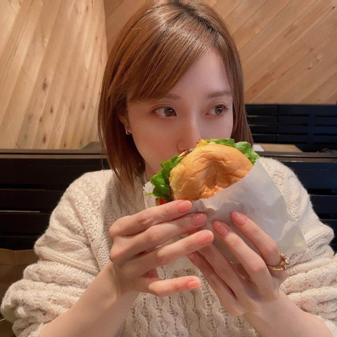 renさんのインスタグラム写真 - (renInstagram)「・ ・ @theconrat さんでネイルをした後に 久しぶりの🍔 #チーズバーガー一択です ・ ・」3月10日 18時32分 - _reeen_