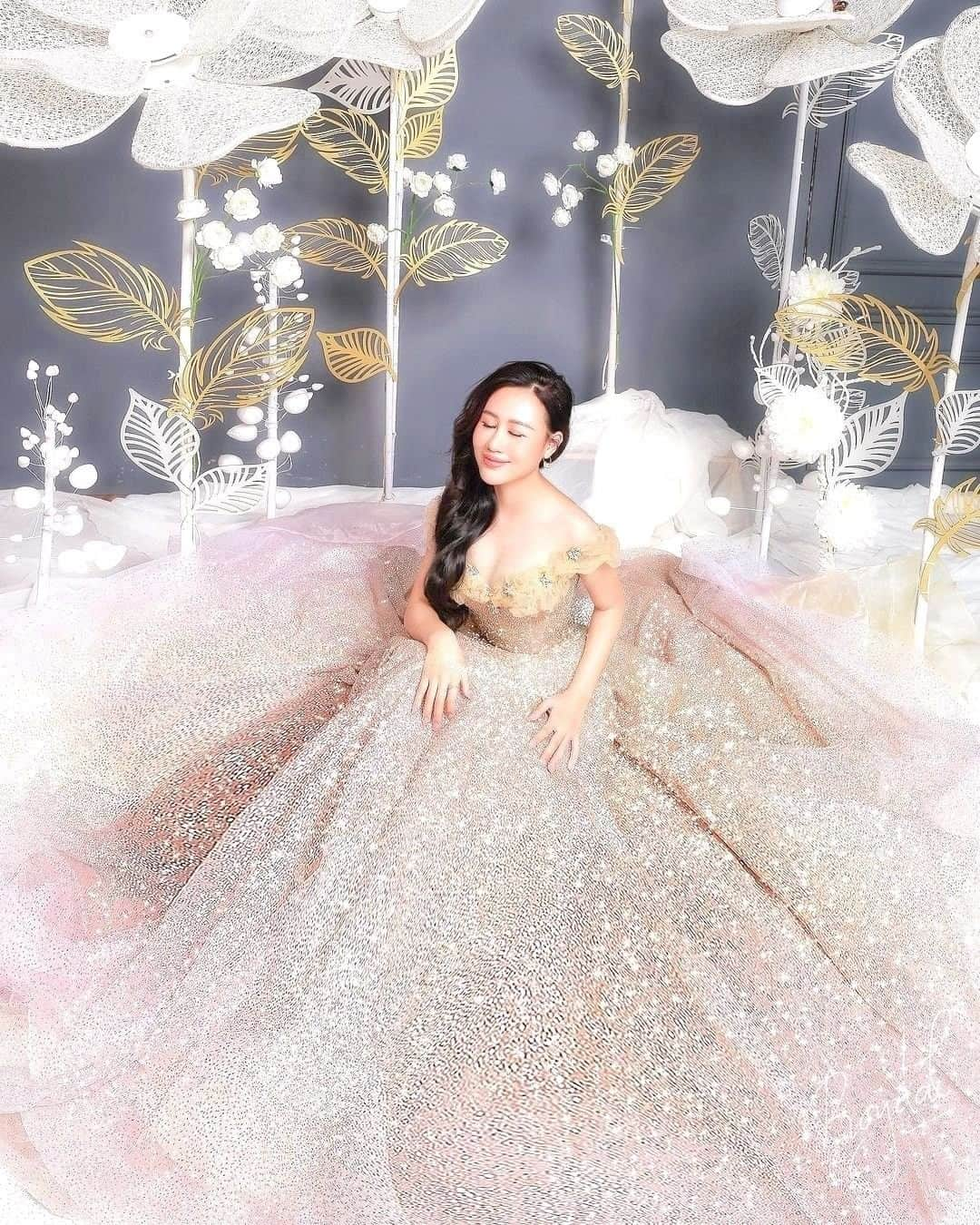 ♡プラコレWedding·⋆*さんのインスタグラム写真 - (♡プラコレWedding·⋆*Instagram)「@placolewedding【#DRESSY花嫁 】 【#プラコレ】をつけて投稿&フォローしてね♩ . ＝＝＝＝＝＝＝＝ . ストーンやスパンコールが ふんだんにあしらわれた キラキラドレスをご紹介✨👗  動きに合わせて光が生まれ、 花嫁さまを輝かせてくれます♡ . ＝＝＝＝＝＝＝＝ 👗Photo by... @roydalboutique さん ＝＝＝＝＝＝＝＝ 『#DRESSY花嫁』『#プラコレ』の ハッシュタグをつけて写真をUPしてね✦ 花嫁アプリ『DRESSY by プラコレ』の 記事に掲載＆リグラムされるかも♩ . みなさまからのいいねや保存 コメントをお待ちしています♥ 「このウェディングドレス可愛い！」 「ヘアスタイルも気になる！！」 「今の花嫁さんの流行りは！？」etc. . ＝＝＝＝＝＝＝＝ 花嫁アプリでは、 プロのアドバイザーに結婚式の相談を何度でも♡ ウェディングドレスの記事や、 自分のウェディングレポを残せちゃう♡” . ＞＞＞TOPのURLからcheck ⋈ @placolewedding ＞＞＞結婚のご相談は プラコレウェディングアドバイザーへ♡ @wedding_adviser ＞＞＞ウェディングレポを残したいなら、 farny by プラコレをcheck ✎ @farny_wedding ＞＞＞ウェディングアイデア＆DIYは ドレシーアイデアcheck ❁ @dressy_idea >>>素敵なドレスに出会いたい花嫁さま♡ @dressyonline_をcheck . ＝＝＝＝＝＝＝＝＝＝＝＝＝＝＝＝ . #プレ花嫁 #卒花 #花嫁 #卒花嫁 #結婚 #結婚式 #試着レポ #farnyレポ #2021秋婚 #2021春婚 #運命の一着 #おしゃれ花嫁 #大人花嫁 #大人可愛い #ドレス試着 #ドレス迷子 #ウェディングフォト #ドレス探し #試着レポ #花嫁コーディネート #海外ウェディング #グリッタードレス #キラキラドレス #カラードレス #プリンセスラインドレス #Aラインドレス」3月10日 10時07分 - placole_dressy