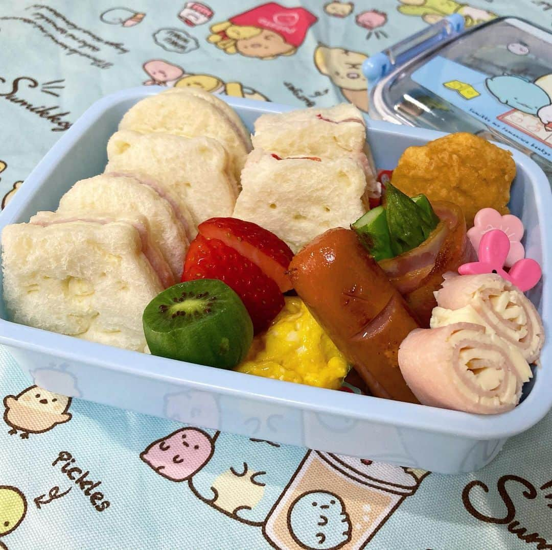 吹田早哉佳さんのインスタグラム写真 - (吹田早哉佳Instagram)「幼稚園最後のお弁当。  娘のリクエストにフルで応えた、大好きなものでいっぱいのお弁当にしました。  入園前、すごく素敵な園だけど毎日お弁当かぁ…と、毎朝の大変さで引っかかっていた私に、母が 「たった3年間くらい頑張ったら？」と背中を押してくれて入園を決断しました。  そして型などを使って可愛いお弁当を頑張ってたけど、 ある日「パパと同じ普通のご飯にして。」と言われて、なんだかあっさり子供らしくないお弁当をリクエストするようになり…楽だけどちょっと寂しいな。なんて思っていましたが、最後のリクエストはすみっこぐらしのサンドイッチ🥪そういうところ、まだまだ可愛い😍  ルンルンで走って登園したけど… お弁当の中身、ぐちゃぐちゃになってないかな？笑  #もうすぐ卒園 #お弁当 #幼児弁当 #すみっこぐらし弁当 #すみっこぐらし #サンドイッチ #オムレツ #ナゲット #たこさんウインナー #アスパラベーコン #ハムチーズくるくる #いちご #ベビーキウイ」3月10日 10時24分 - sayaka.0623