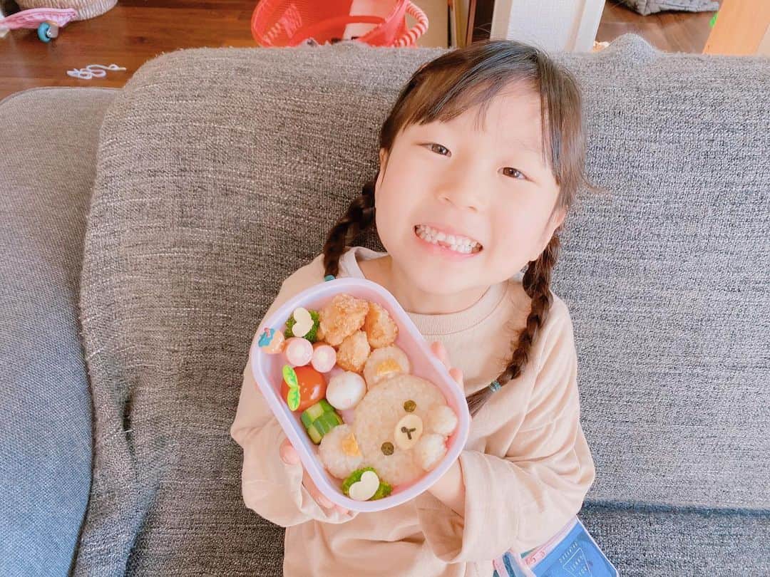 江原千鶴（エハラチヅル）のインスタグラム：「おとちゃんがお別れ遠足の予定だったけど、緊急事態宣言が延長したので、園でお弁当を食べることになったみたい…  それでもお弁当を楽しみにしてくれて、おかずも全部何がいいか決めてくれました‼️  何でもハッキリしてるおとちゃん🤩  キャラは意外だったけど、リラックマがいいと言う事で、最近作ったお弁当の中でも優しめで、良かった🤣  おとちゃん楽しんでね〜💕  #年長さん最後のイベント  #キャラ弁#リラックマ弁当  #遠足弁当 #子供#6歳」