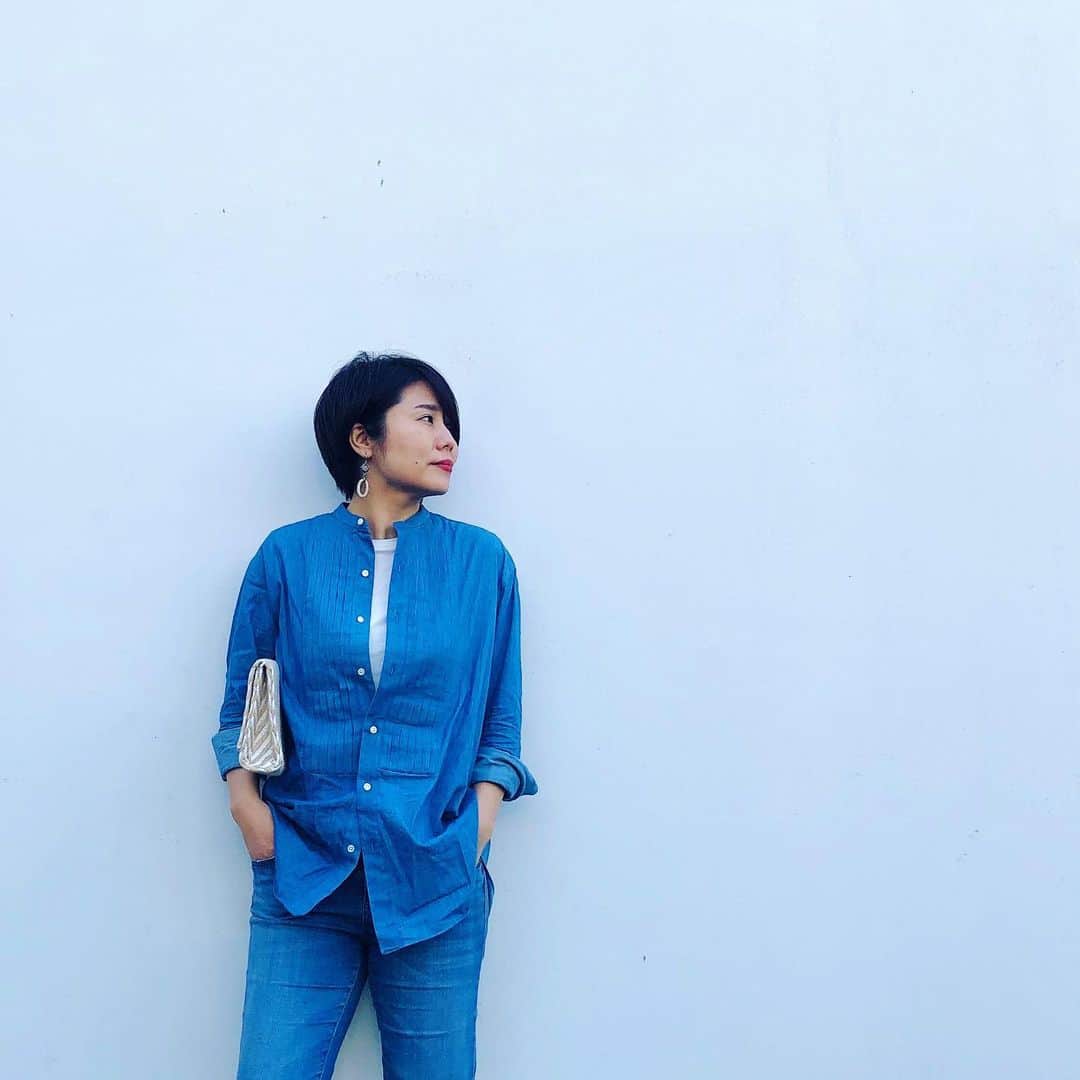 望月律子さんのインスタグラム写真 - (望月律子Instagram)「朝から撮影の今日はマイベーシックのデニムオンデニム。 サルヴァトーレピッコロのシャツはカジュアル素材でも大人の品があっておすすめですよ。 胸元タックとスタンドカラーが今シーズンのシャツの気分。 #salvatorepiccolo  #仕立ての良さを体で感じます #シャツ好き #いくら着ても飽きないし #何枚持っていても買ってしまう」3月10日 10時51分 - ritsukomochizuki