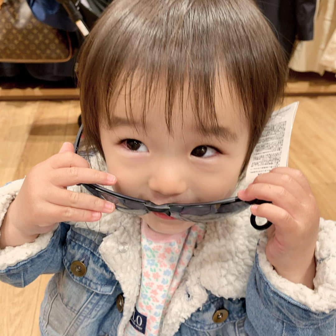 しほの涼のインスタグラム：「1歳8ヶ月になりました👶 こっちの言ってる事はほとんどわかってて、「うん！」とかお返事したりする😂😂  あと、最近不思議な事。 娘が1度行った場所とか1回会った人を覚えてること🤫 以前、体操教室に体験で行ったんだけど、昨日そこに行ったら「あ！タッチのとこだ！」って😧（体験で壁に絵にタッチして走った）  あと、1回しか会った事ない親戚のおばちゃんが前にお絵描きをしてくれて、そこでヘビを🐍ニョロニョロって言いながら書いたんです。そしたらこの間会った時に「あ！ニョロニョロー！」って🤭🤭  こんなに覚えてるものなのかな?? 1回しまったオモチャも全部どこにあるか覚えてるし🤔🤔 なんだろ??不思議🙄🙄  #1歳8ヶ月 #1歳8ヶ月女の子 #令和元年産まれ #令和元年ベビー #令和元年7月生まれ #令和元年7月生まれベビー #令和元年7月9日 #女の子ベビー #女の子コーデ #1歳8ヶ月になりました」