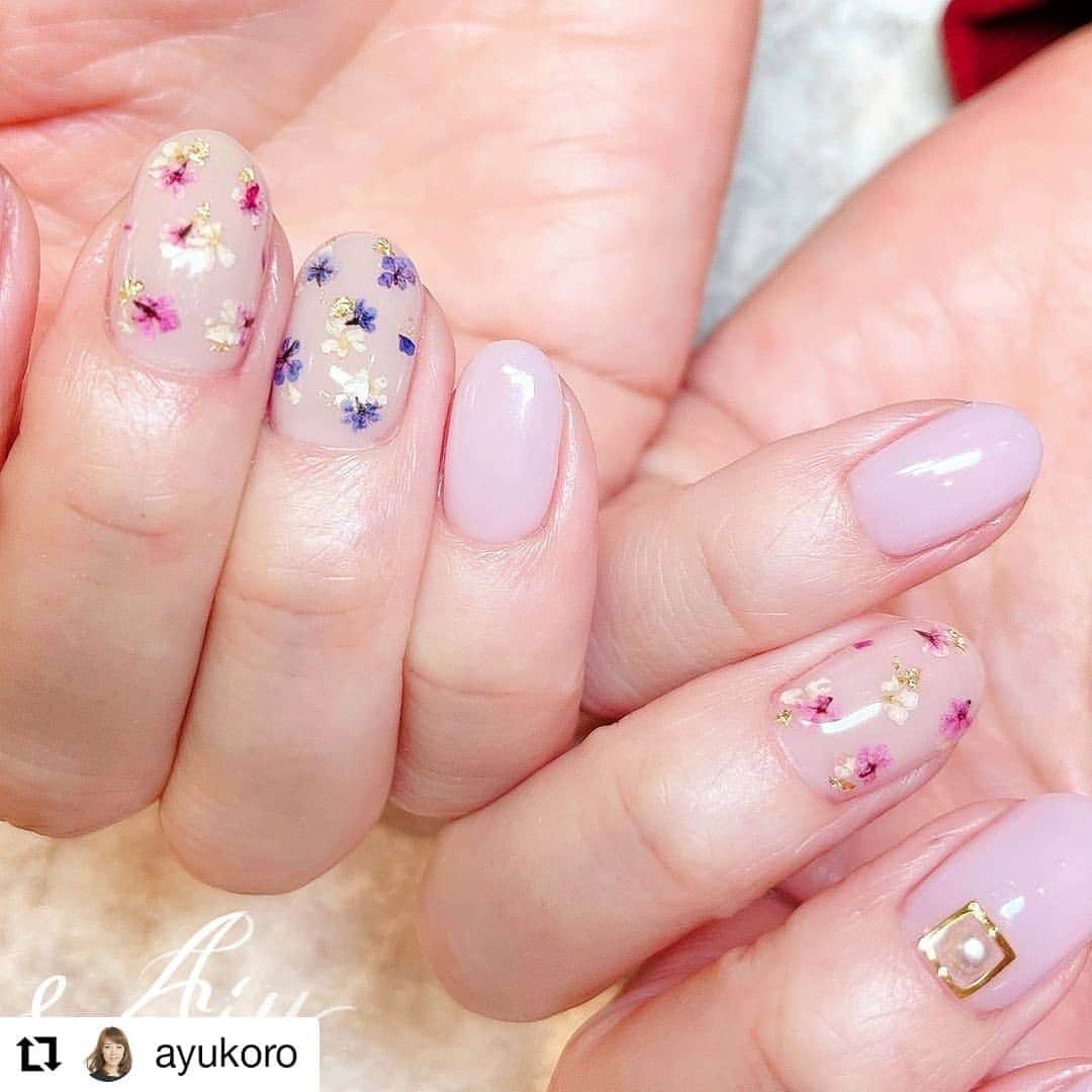 のインスタグラム：「. リポスト失礼します🙏 . erikonail ginza( @erikonail_ginza )の山浦チーフ( @ayukoro )によるMoreGel 209と309を使用した春ネイル🌸 . 押し花を使用した春ネイル❤ ありがとうございます🙇‍♀️ . #morecouture #モアクチュール #モアジェル #moregel   #Repost @ayukoro • • • • • • ☽･:*   #春ネイル @morecouture_jp  209.309 押し花 @smint_product  私物 ちゃんとプレスされてて、埋め込みやすいし、グラデ感も可愛い🤍 感動の使いやすさ🤍     #春ネイル2021 #大人ネイル #春カラー #ジェルネイル  #押し花ネイル」