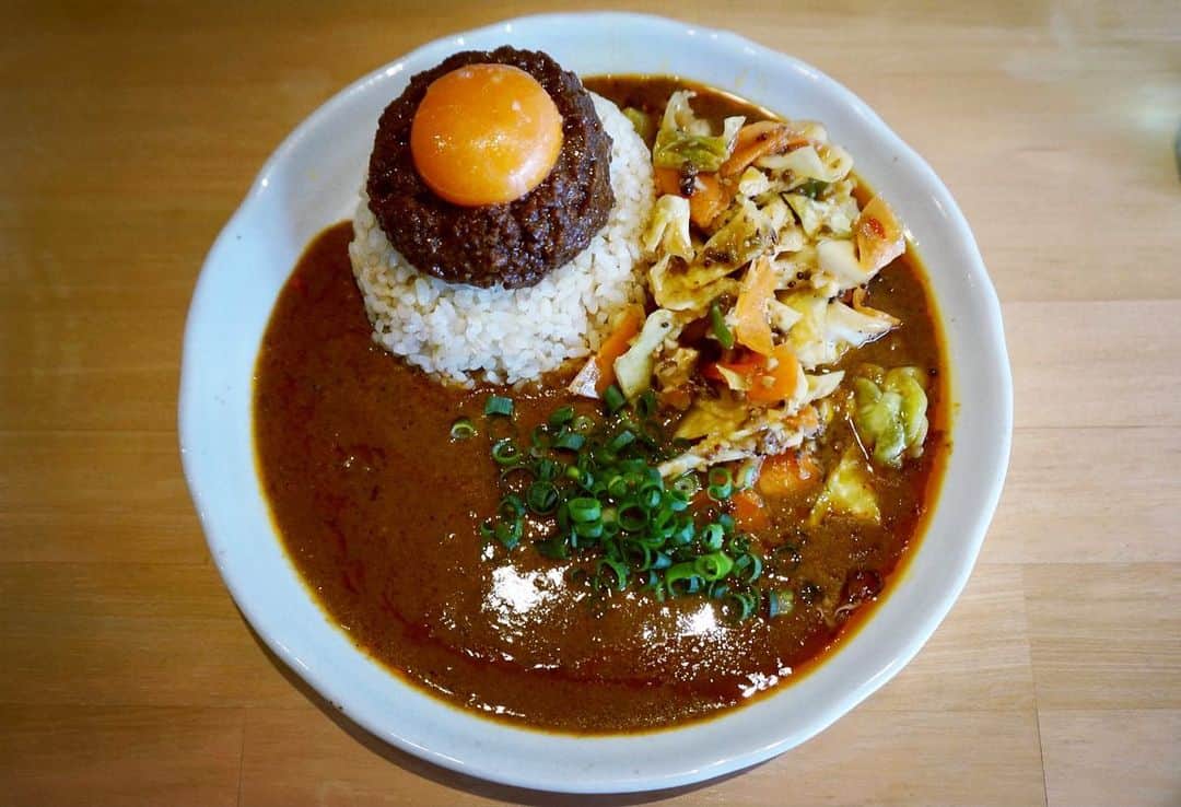 丹生美保のインスタグラム：「. 吉田カレー -荻窪-  ▼ order ミックス・小・中華アチャール  看板が小柄、シャッターは半分閉まってる 敷地に入ったら私語厳禁 そしてカレーがとんでもなく美味しかった 必ずまた行く◎ . . . . . . 🪡 #吉田カレー#荻窪 #カレー#荻窪グルメ #curry#lunch#gourmet」