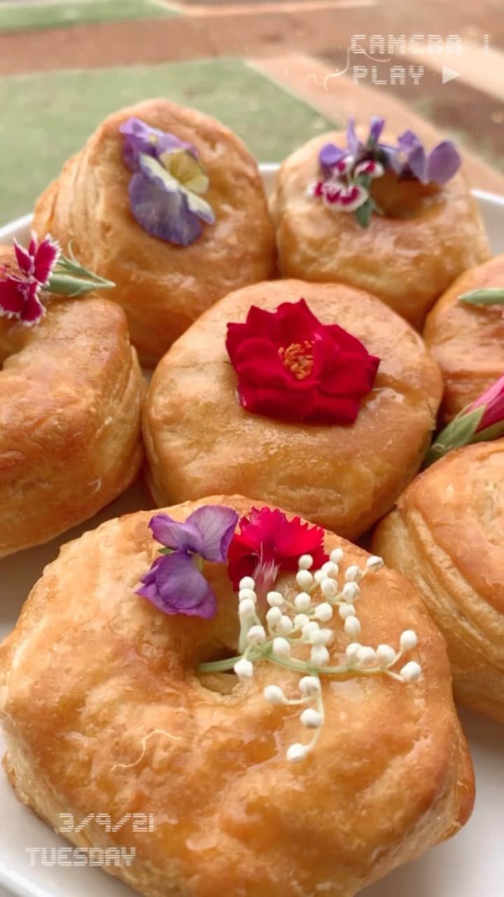 アリッサ ウーテンのインスタグラム：「Air fryer doughnuts with and edible flower glaze 🌼✨💕 I’m all about shortcuts so if you don’t have time to make dough from scratch then here you go!  Go get the pre-made  biscuits, spray both sides with cooking spray, I used avo, air fry for 320 for 10 mins, let cool for 10 mins, make your glaze : 1 cup powdered sugar, 1/4 cup milk (I used oat), 2 tsp vanilla extract, could do half of this if you don’t need that much glaze, dip your doughnuts, and garnish with your beautiful flowers and enjoy!  #airfryer #edibleflowers #airfryerdoughnuts #doughnuts #edibleflowerr」
