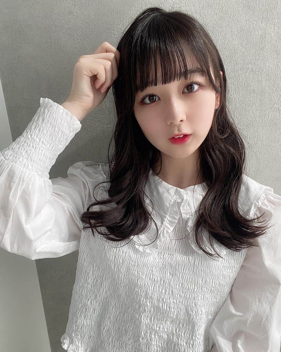 高田もものインスタグラム：「. おひもも🍑 . 前髪がのびてきたのでこの間美容室に行きました✂︎ . 最近はまつ毛にキラキラつけてるんだ〜👀🤍 . 今日はみんななに食べる？ . かしこ . #高田もも #かしこってなに #かしこ #zeesea #ズーシー #マスカラ #キラキラ #グリッター #cachecache #表参道 #美容室 #zara #前髪 #おくれ毛 #巻き髪 #whiteoutfit #white #あいどる #アイドル #idol #japaneseidol #instagood #instagram #ミスid #ミスid2021 #春コーデ」