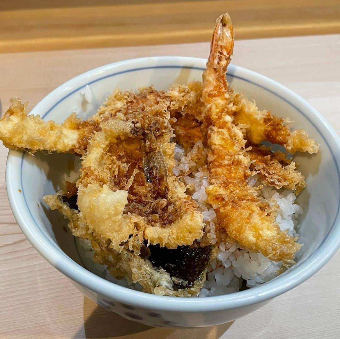 Miku Hirata 平田未来のインスタグラム：「天丼、ご飯少なめ。おいしかった。 今日はひさびさのオフィスに出社です。」