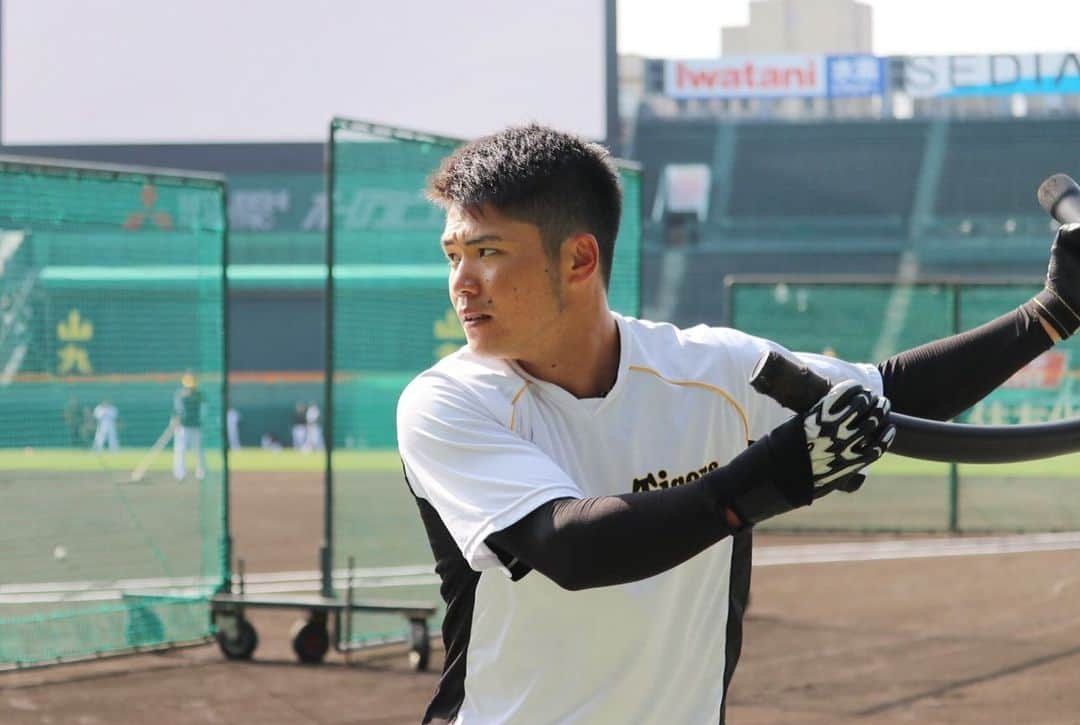 阪神タイガースさんのインスタグラム写真 - (阪神タイガースInstagram)「今日も甲子園球場でオープン戦です！試合前練習の様子です！ #小野寺暖 選手 #岩崎優 選手 #熊谷敬宥 選手 #岩貞祐太 選手 #ロベルトスアレス 選手 #ジェリーサンズ 選手 #オープン戦 #阪神タイガース #挑超頂」3月10日 12時05分 - hanshintigers_official