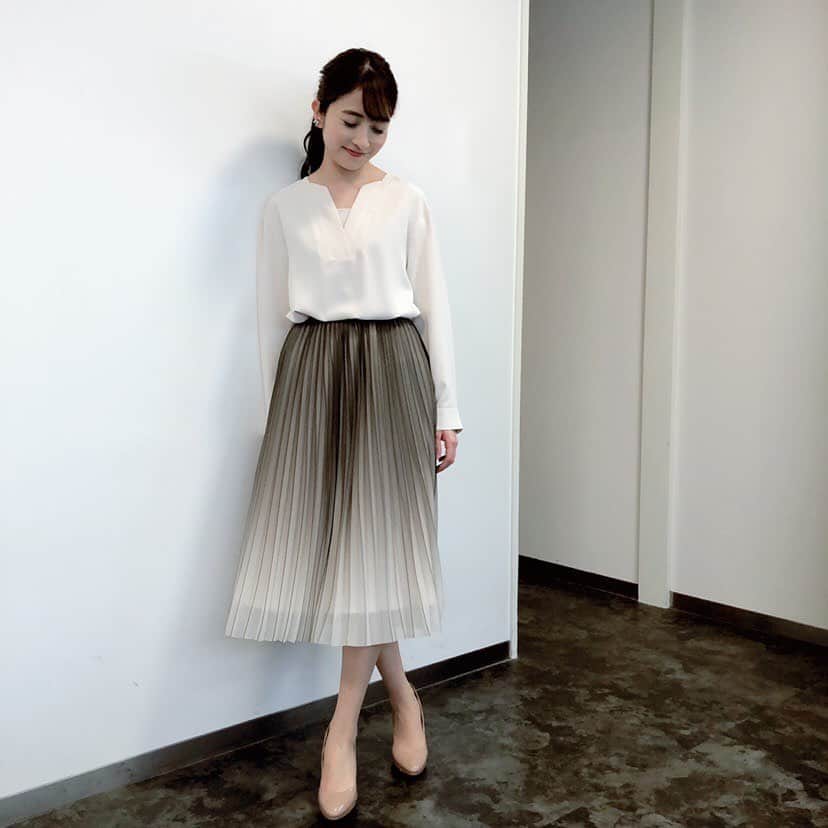 TBS「あさチャン！」のインスタグラム：「Today's まおこ Fashion🎈 ・ スタイリストさんからのポイント💁🏻‍♀️🍀 アイボリーのトロミブラウスは 何にでも合う万能ブラウスです😆✨ どんなシーンにも馴染みます☺️ スカートは、グラデーションになっていて、 アコーディオンスカートの山部分が茶色のラインで なんとも凝ったデザインのスカートです🎶 ・ スカートのトップスに キャンディカラーのニットを合わせると グッとカジュアルになって可愛いですよ🤗❣️ ・ ブラウス、スカート→ Stola ・ ・ #tbs #あさチャン #アナウンサー #日比麻音子 #まおコーデ」