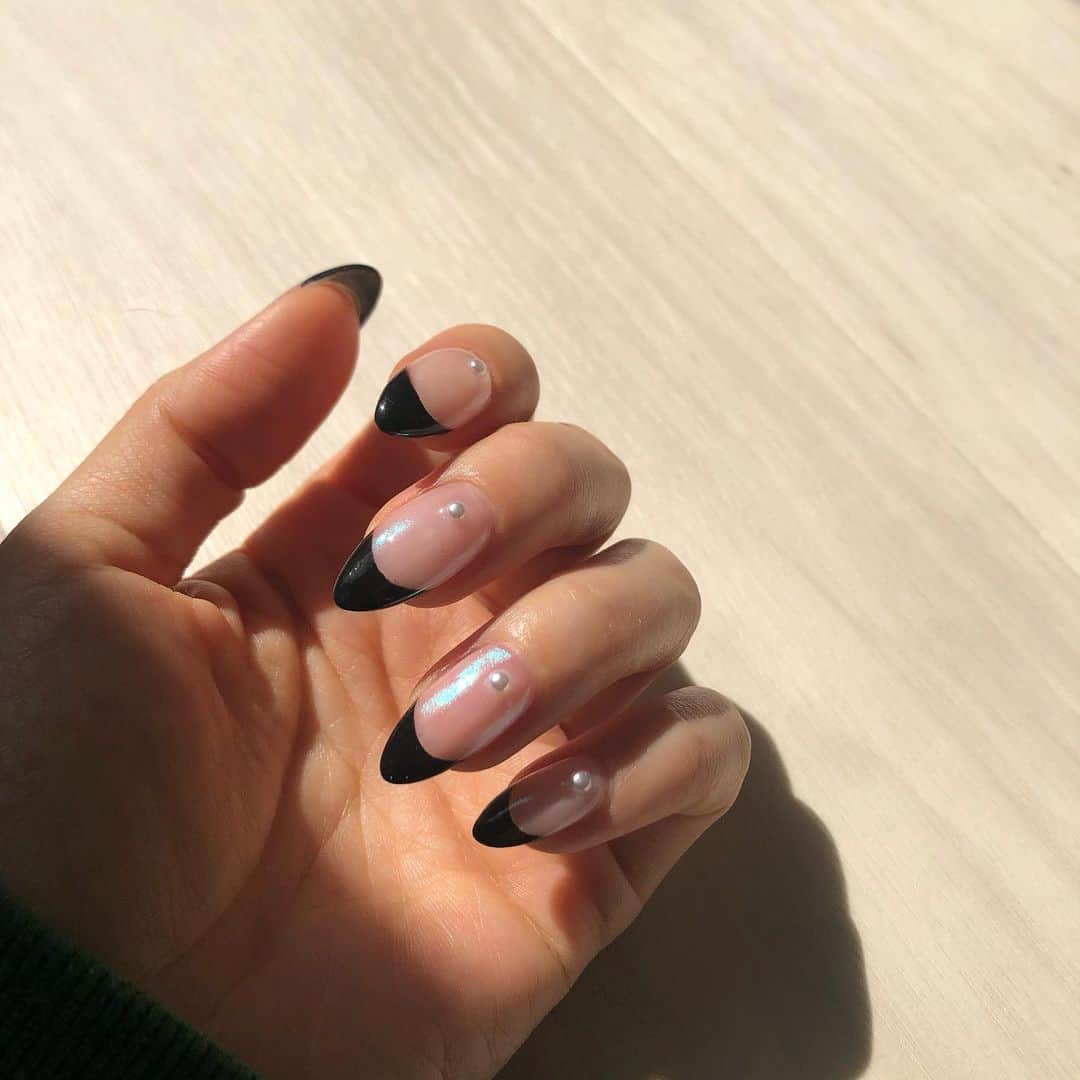 Soweluのインスタグラム：「First time Black Nails🖤  初めてのブラックフレンチ オーロラにパールをのせてとても新鮮で可愛い☺︎ @yu.nails7  Thankyou!!  今日はイイ天気だね🌿 太陽を浴びにおばあちゃんを車椅子に乗せて 散歩に連れて行こうかな👩‍🦽  みんなにとって良い1日になりますように🌸 ・ ・ #beautifulday #blacknails  #frenchnails  #loveit」