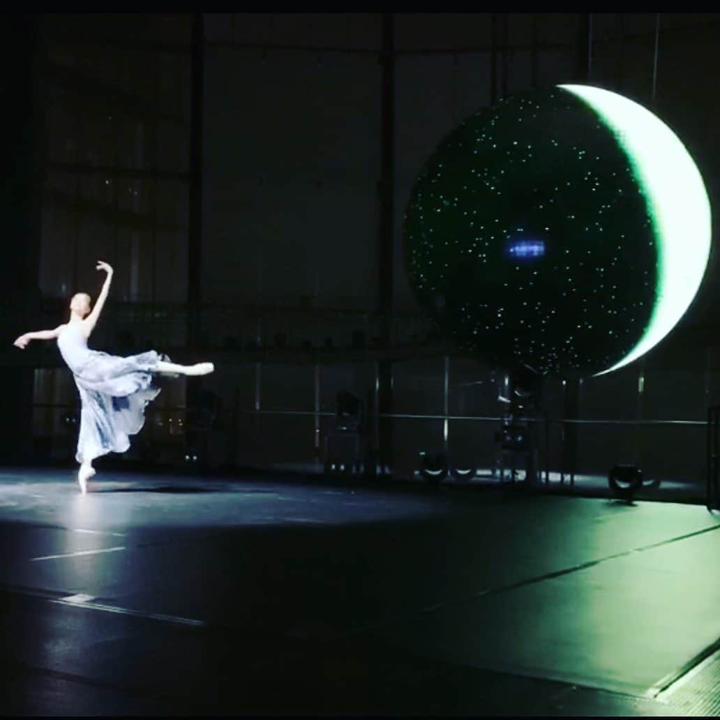 上野水香さんのインスタグラム写真 - (上野水香Instagram)「宇宙空間で踊るような、、、📹✨✨ 夢だったのかな？笑  3月16日　20時より YouTube 、Line live で無料配信。  Next vision Japan 2021  XR live です。 リアルとバーチャルの融合世界 お楽しみに💗」3月10日 12時22分 - mizukaueno