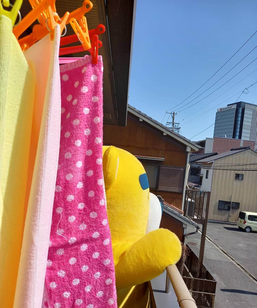 東海テレビ公式キャラクター「イッチー」のインスタグラム：「きょうは洗濯物がよくかわきます☀️でも花粉症の方は注意😷　#イッチー#東海テレビ #晴れ#キャラクター#妖精#tv #nagoya #japan #sunnyday」