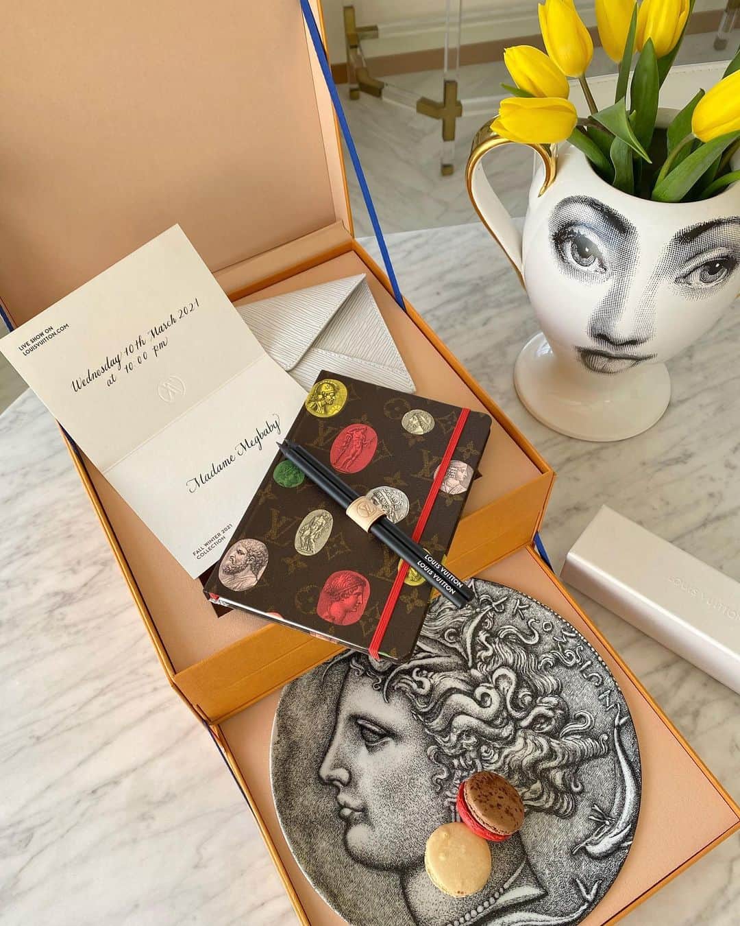 megbabyのインスタグラム：「招待状が届きました🎁 開けてみたら昔から集めている大好きなFornasettiとのコラボ😳✨✨  2021年秋冬ファッションショーはルーヴル美術館からオンライン配信で本日3月10日22時(日本時間)から🖥おうち時間が楽しくなるね🥰  LOUIS VUITTON  FALL-WINTER2021 Collection 10th March 2021 at 10pm💋 #LVFW21 #LOUISVUITTON @louisvuitton」
