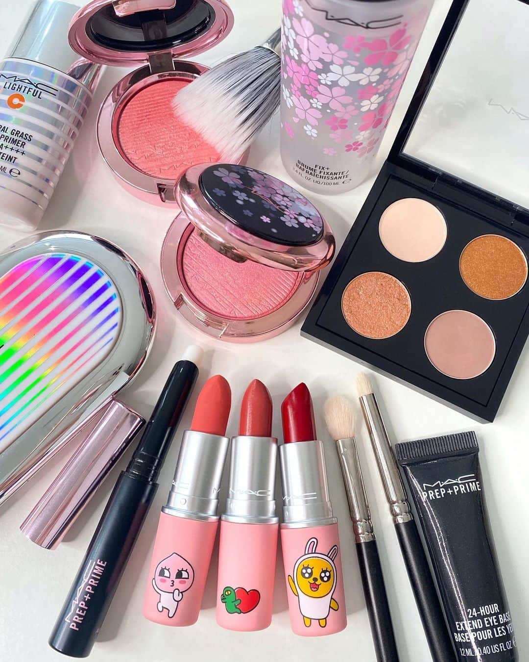 M∙A∙C Cosmetics Japanのインスタグラム：「本日の『春を感じる、ソフトフォーカスメイク』の#MACインスタライブ で使用した製品はこちらです👇 ご視聴いただいた皆さま、ありがとうございました✨ with RUMIKO IKEDA HARRIS＆MIZUKI OGAWA @rumikoikedaharrismakeup  @mac_isetan.shinjuku ㅤ 【RUMIKO IKEDA HARRIS使用製品】（画像1、2枚目） ＊LIPS ・リップスティック／コングラッツ ・リップスティック／サンクス ア ミリオン →217ブラシ ・M∙A∙C プレップ プライム リップ  ＊EYES ・スモール アイシャドウ × 4： アイ(EYE) ラブズ メイクアップ →217、219ブラシ ・M∙A∙C プレップ プライム 24 アワー エクステンド アイ ベース ＊FACE ・エクストラ ディメンション ブラッシュ／ルーム トゥ ブルーム →187ブラシ ・フィックス＋ CBM  ㅤ 【MIZUKI OGAWA使用製品】（画像3、4枚目） ＊LIPS ・リップスティック／コングラッツ ・パウダー キス リップスティック／ハブ ア グッド デイ →217ブラシ ・M∙A∙C プレップ プライム リップ  ＊EYES ・スモール アイシャドウ × 4： アイ(EYE) ラブズ メイクアップ →217、219ブラシ ・M∙A∙C プレップ プライム 24 アワー エクステンド アイ ベース ＊FACE ・エクストラ ディメンション ブラッシュ／ルック, ドント タッチ! →187ブラシ ・フィックス＋ CBM ・ライトフル C+ ティンティッド プライマー SPF 45 ・ライトフル C+ SPF 30 ファンデーション  ㅤ #MACXKAKAOFRIENDS #MACXカカオフレンズ」