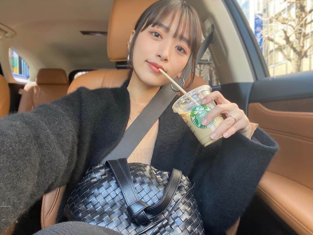 近藤千尋のインスタグラム：「今日はポカポカしてるね🌸☺️ アイスラテが美味しい♥️ 今日は私オフなので ひーぼぉくんがお仕事まで 少しドライブ🚘して気分転換😎 いつもお付き合いありがとう🙏♥️  メイクはささっと5分で。笑 クッションファンデに 助けられています😂🙏 YouTubeに今日もしている春メイク 更新されてるからチェックしてみてください☺️☺️」