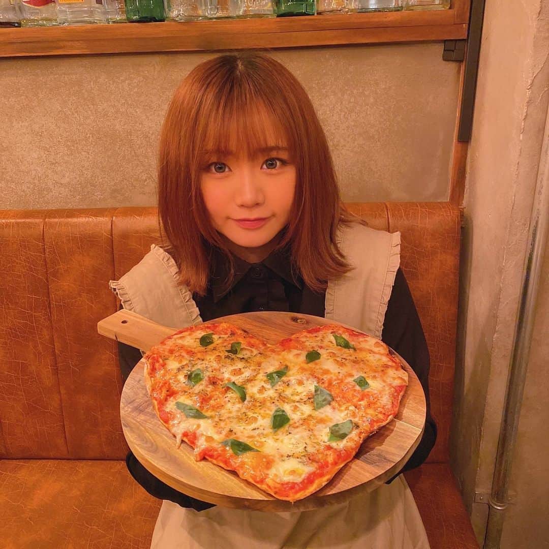 川﨑由意のインスタグラム：「今日はオフだったので少し羽根を伸ばして関内にあるイタリアンピザ&ワインバルCONAさん　@cona_kannai　に行ってきました！﻿ ﻿ 選んだコースはハートピザ付き特別コース！！﻿ 私は運転があるので、お酒は飲まなかったのですがアルコール飲み放題3時間が付いてこのお値段は本当に安い！﻿ ﻿ まずは前菜盛り合わせから﻿ 食べるペースを見ながら丁度いいタイミングで提供して下さります。﻿ プリップリの海老とアボカドのサラダこれが本当に美味しくてすぐ平らげてしまいました！﻿ ﻿ ソーセージとフライドポテトの盛り合わせもフライドポテトが大好きな私には山盛りなのが嬉しい🤤﻿ ﻿ そして、一枚一枚手作りのハート形ピザ、チーズたっぷりでこれまた美味💓﻿ ﻿ フードのラストはローストビーフと玉ねぎのロースト﻿ 玉ねぎのソースが凄い美味しくて、お肉はジューシーでもう幸せ😭✨﻿ 玉ねぎのローストも甘くてトロトロでもうお腹いっぱいだったのにペロリと食べれちゃいました！﻿ ﻿ そして、、、﻿ 一番楽しみだった苺のドレスパンケーキ、もう可愛いくて美味しすぎて💓💓﻿ ﻿ 本当に素敵なお休みになりました🌸﻿ ﻿ 飲み物が無くなりそうになるタイミングでスタッフさんが細かく声をかけて下さったり、料理の味もさる事ながら、スタッフさんの気配りがとても素敵でした！﻿ ﻿ 店内の内装もすごいオシャレでトイレなんて一見何処にあるか分からないので、これは行ってからのお楽しみですね！笑﻿ 私的ドリンクのおすすめはジンジャーエール！﻿ この日からジンジャーエールブームが始まってしまいました笑﻿ ﻿ 本当に特別な時間になりました、ありがとうございました🥰﻿ ﻿ #CONA関内店#関内グルメ#ハートピザ#横浜パンケーキ#馬車道グルメ#ピザパーティー#pr#pリーグ#pリーガー#川﨑由意#川崎由意#ボウリング#プロボウラー#おにぎりプロボウラー」