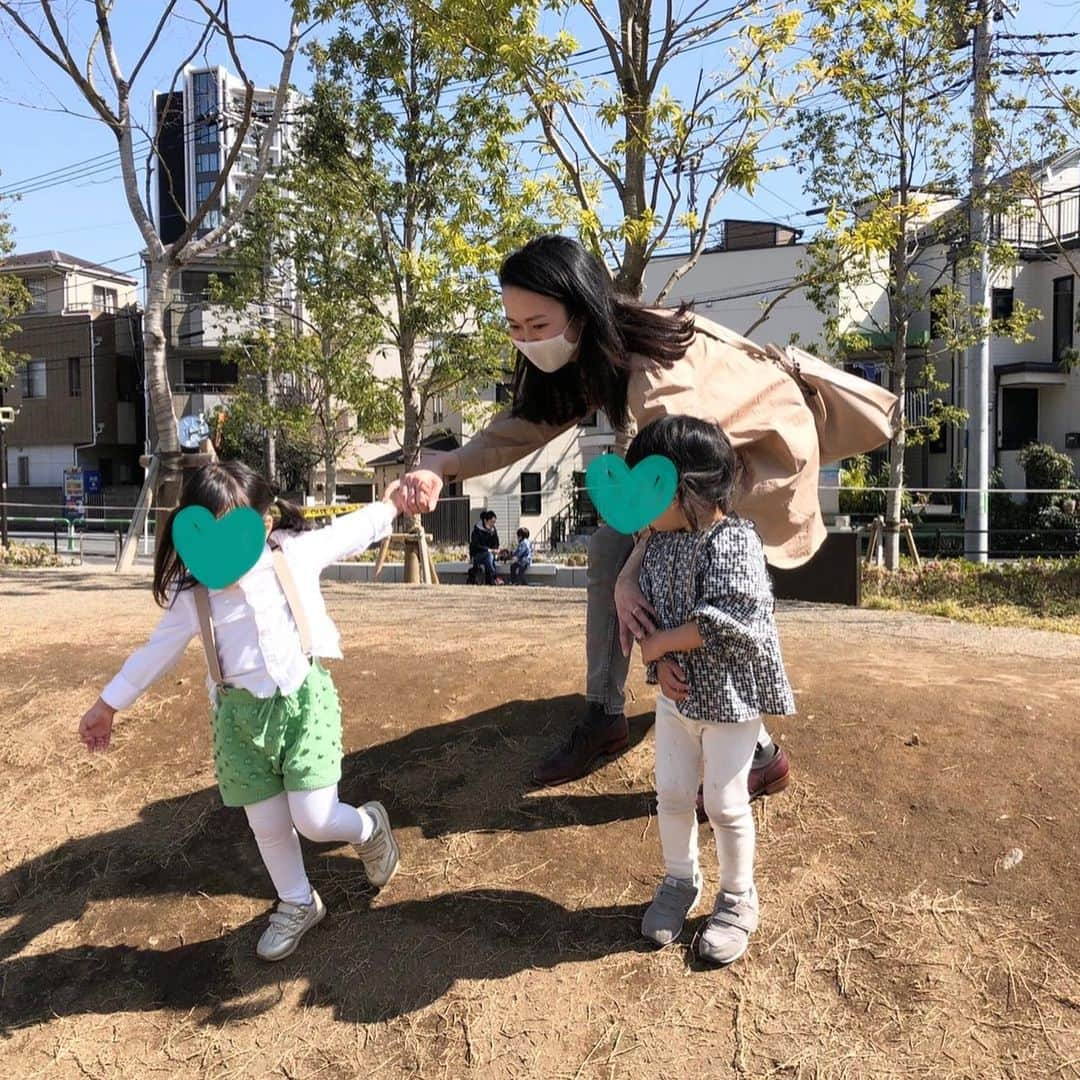 徳重杏奈のインスタグラム：「👧🏻👧🏻﻿ 姪と姉のお友達のお子さんに﻿ 遊んでもらいました🏵﻿ ﻿ ランチに﻿ もりもりの野菜とパスタを食べたのに﻿ 二人のお陰ですぐに消化したみたい笑﻿ ﻿ 4枚目:お友達を抱っこしていたら﻿ 5枚目:姪が来ました😝﻿ ﻿ ﻿ #イケサンパーク は﻿ 発災時には﻿ 一時避難場所やヘリポート、﻿ 救援物資集積拠点として機能するそう。 ﻿ 遊んでいるときは気づかなかったけれど﻿ パーク内のベンチには﻿ 炊き出し用のかまどが入っているそうです。﻿ ﻿ あすは3月11日﻿ 身近にいる大切な人と﻿ 「もしも」に備えたり、見直したり﻿ 考える日にしたいですね🤲﻿ ﻿ ﻿ ﻿ #防災公園 #おば活 #アナウンサー #防災士 #徳重杏奈」