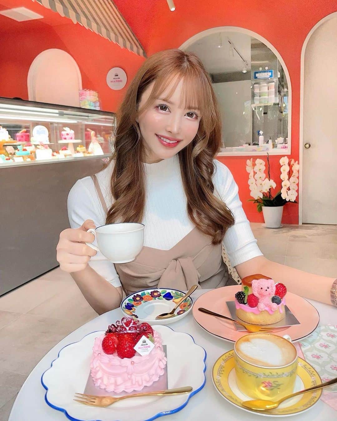 蘭子のインスタグラム：「皆さんお久しぶりです(ˊo̴̶̷̤ ̫ o̴̶̷̤ˋ)♡ . 人生迷走中な蘭子です- ̗̀ ̖́- . 皆は今、何を糧に、何を楽しみにして生きてる？🥲 頑張って毎日息してうちら偉いよね🥲 . . 写真は原宿のケーキ屋さん【 @marinehouse_yourstorycake 】🍰🧸❣️ . . . . . #原宿カフェ #表参道カフェ#表参道のカフェ巡り#表参道グルメ#表参道ランチ #東京カフェ#新宿#恵比寿カフェ#銀座ランチ#今日のコーデ#代官山カフェ#渋谷カフェ #女子会コーデ#おしゃれさんと繋がりたい#おしゃれな人と繋がりたい#カフェ巡り#カフェ好きな人と繋がりたい#カフェ部#フォトジェニックスイーツ#フォトジェニックスポット#アフタヌーンティー#アフタヌーンティー巡り#カメラ部#グルメ#グルメ部#グルメ好きな人と繋がりたい#映えスポット」