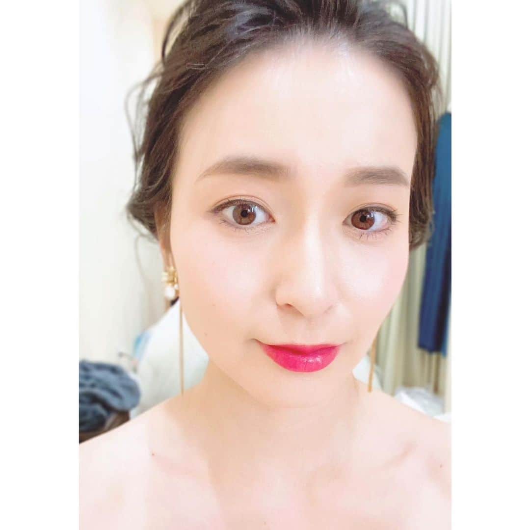 岩間恵のインスタグラム：「オールアップ👶 前髪伸ばしたいのにやっぱり切っちゃう  #ヘアメイク #オールアップヘア #背景ゴタゴタ」