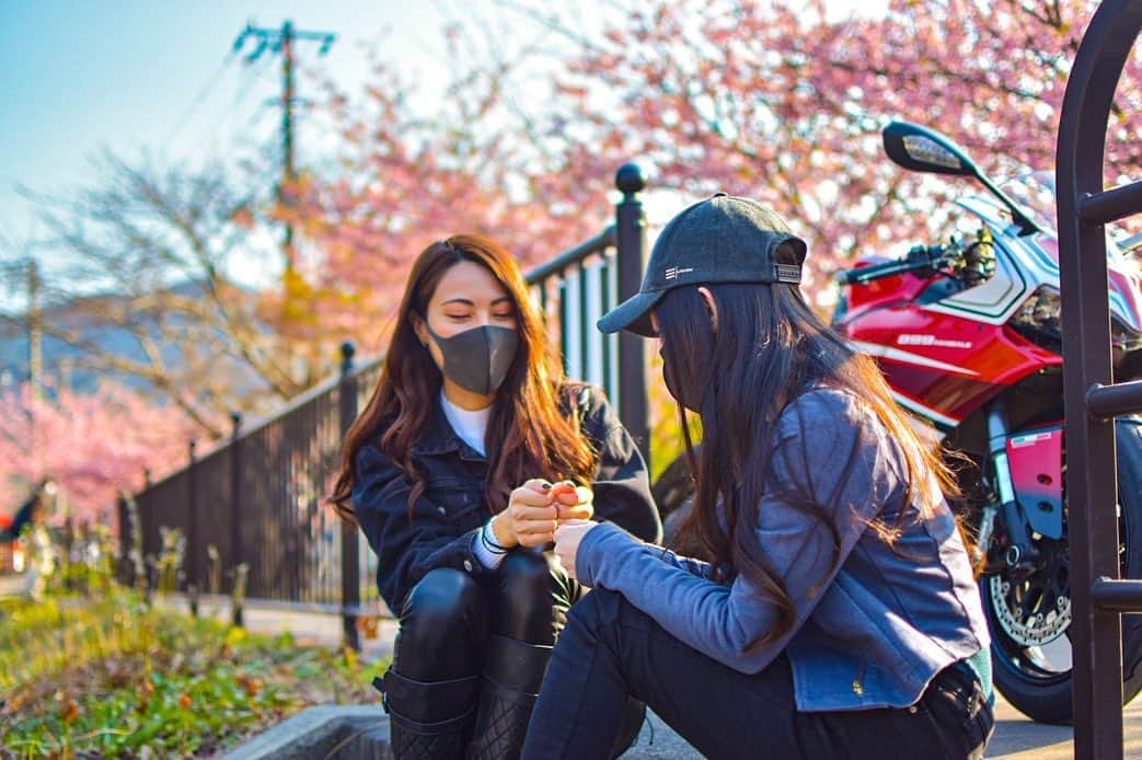 CAMIRAのインスタグラム：「指スマ(｀・∀・´)負けず嫌いだから勝つまでやりたくなる🤣 #バイク女子#バイク女子と繋がりたい#バイク写真部#バイクのある風景 #bikegirl#motorcycle#bikelife#bike#ducati#panigale#superbikes」