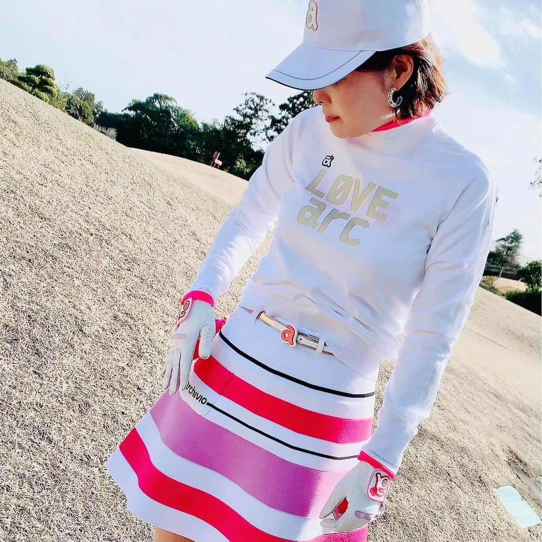のインスタグラム：「⛳️☀️  今日ゴルフしたいね🏑  春ウエア🌸アルチビオ @archivio.official_online  #archivio #アルチビオ #beamsgolf  #ゴルフ女子 #ゴルフ大人女子 #golf #golfstagram  #golfgirl  #golflife  #golfer  #golfgoods  #golfwear  #ゴルフウエア #ゴルフコーデ #ホワイトコーデ #ピンクコーデ  #春コーデ  #春ゴルフスタイル  #reinagolf」