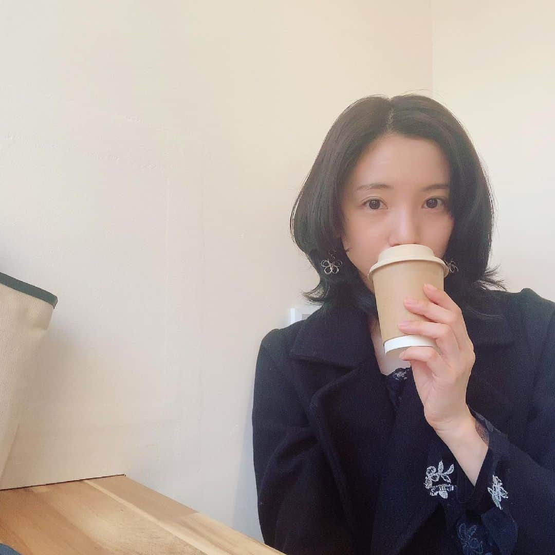 入来茉里さんのインスタグラム写真 - (入来茉里Instagram)「仕事合間のソイラテ。 ここの豆乳が 自然な甘さで美味しくて なんだか、ほっこり、してます。 おいしい☺️ 洗練された物も好きだけど 手作り感のある物の安心感って落ち着きますよね。 食べ物でも空間でも。 そんな今日の気分のお裾分け☺️ 今週も半分まできた〜 ・ #cafe #cafelatte #teatime #カフェ #ソイラテ好き #のんびり #安心感 #さて #今日の晩ご飯 #何にしよう」3月10日 14時57分 - iriki.mari_official