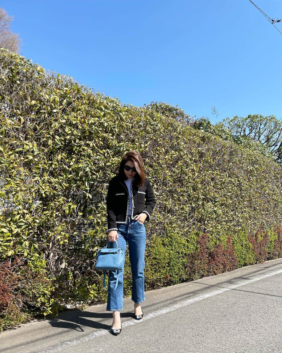 髙田麻紀子のインスタグラム：「❤︎ . 今日は暖かくて気持ち良い🌸 . ジャケット&トップス#chanel  デニム バッグ#HERMES シューズ#manoloblahnik  . #instapic #instagood #instalike #fashion #ootd #outfit」