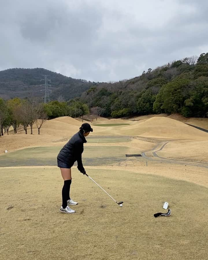 もえしゃんのインスタグラム：「この日は⚪️から。 Par3 - 191y(ピンまで) 4Uでグリーン手前、キックして右手前にコロコロ、、、　 キックの良し悪しは日頃の行いだと思ってます。（笑）  またもや106で100切りならず、、、 ⚪️だと飛距離を欲張って力んだりヘッドアップしがちという反省点🥺 おまけに雨でモグラさんばっかでしたよ←  #ゴルフ　#ごるふ#ごるふばか  #ごるふ女子 #ゴルフ女子 #いなさゴルフ倶楽部  #ゴルフ男子 #ゴルファー#ラウンド #ゴルフ2年目#GOLF #ティーショット#ゴルフウェア #スイング改善 #ゴルフ好きと繋がりたい  #ゴルフ上達し隊 #EPIC #EPICFORGED #callaway #ll #ff #instagolf #golfgram」