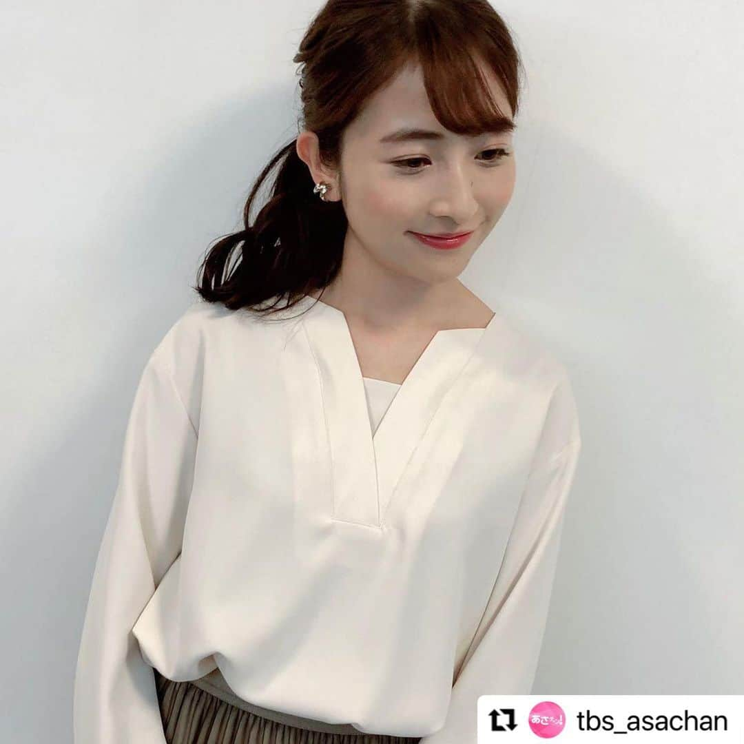 日比麻音子さんのインスタグラム写真 - (日比麻音子Instagram)「週の折り返し！水曜日！  トロミブラウスというのか…  #Repost @tbs_asachan  ・・・ Today's まおこ Fashion🎈 ・ スタイリストさんからのポイント💁🏻‍♀️🍀 アイボリーのトロミブラウスは 何にでも合う万能ブラウスです😆✨ どんなシーンにも馴染みます☺️ スカートは、グラデーションになっていて、 アコーディオンスカートの山部分が茶色のラインで なんとも凝ったデザインのスカートです🎶 ・ スカートのトップスに キャンディカラーのニットを合わせると グッとカジュアルになって可愛いですよ🤗❣️ ・ ブラウス、スカート→ Stola ・ ・ #tbs #あさチャン #アナウンサー #日比麻音子 #まおコーデ」3月10日 15時04分 - hibi_maoko