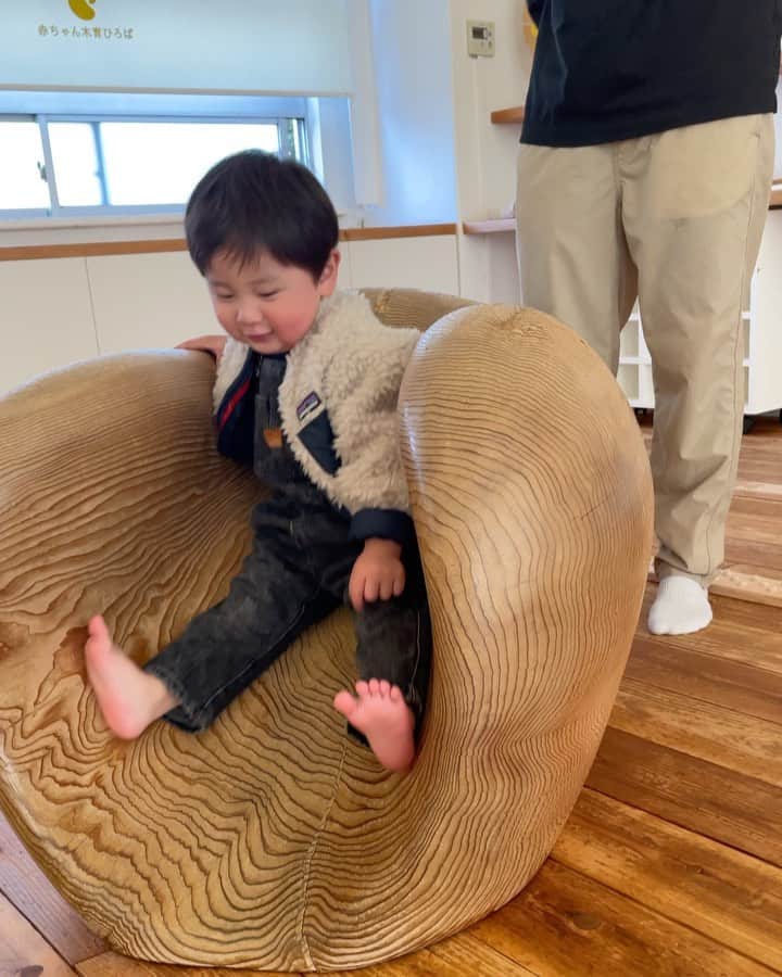 ソンイのインスタグラム：「📍東京おもちゃ美術館（新宿区四谷）  木の温もりにたくさん触れ合える室内遊び場でいっぱい楽しめたね👦🏻🌳🎠🧮  週末息子とどこで遊ぼうかなぁと @lovekinohei の特集サイトを見て行ってみたの🪑❤️ 天気が悪い日とか梅雨の季節に室内遊び場はとっても助かるからまた遊びにまた行きたいな🌿 ほかにも素敵なお店や施設がたくさんだったよ🏢 「木のあるところ / お出かけナビ」でウェブ検索してみてね🌳  #木のある暮らし #lovekinohei #木の街づくり #きになるところ #木のあるところ #木のおもちゃ #PR」