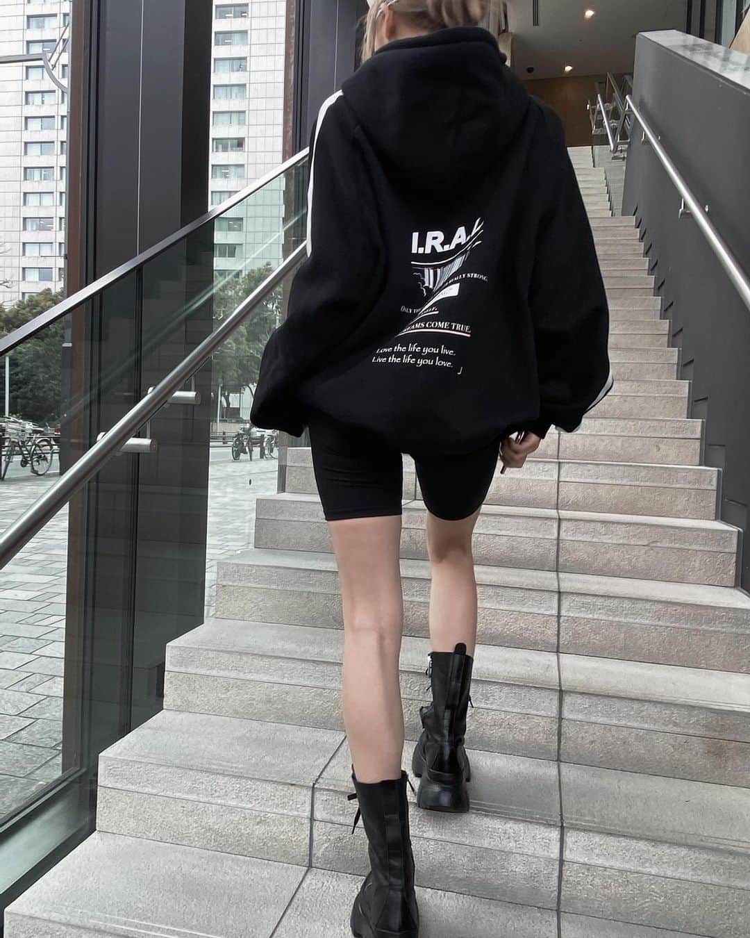 小原優花のインスタグラム：「@iral_official 🖤🖤🖤  仕事とジムコーデ👟👟 まだまだ寒いのでパーカー大活躍してます♡  #iral #アイラル」