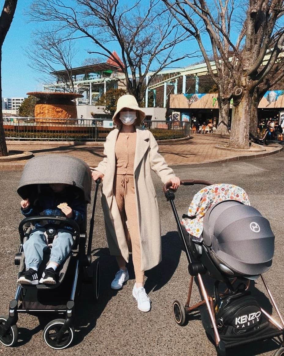 リアノン・ランゲラック（ミッチェル・ランゲラックの妻）のインスタグラム：「At the zoo with my babies 🦒」