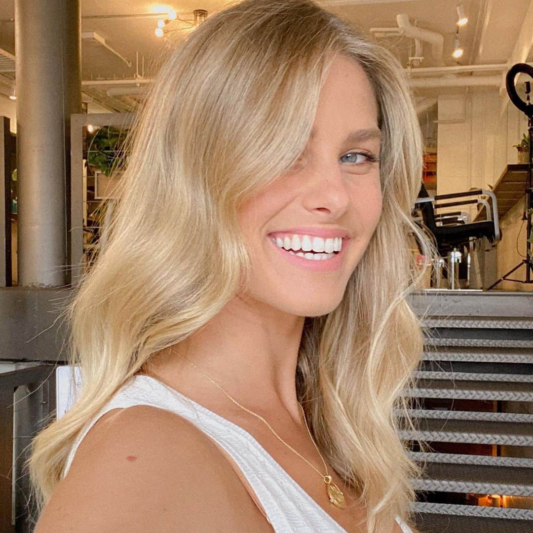 ナタリー・ジェーン・ローザーのインスタグラム：「THE PROCESS TO GOLD ✨💛 Had my first full @avedaaustralia salon experience and wow! I’m in love. I’m so happy with the colour 🙌🏼 swipe for the before 👉🏼  @elementhausofaveda #avedacolour #avedavegan」