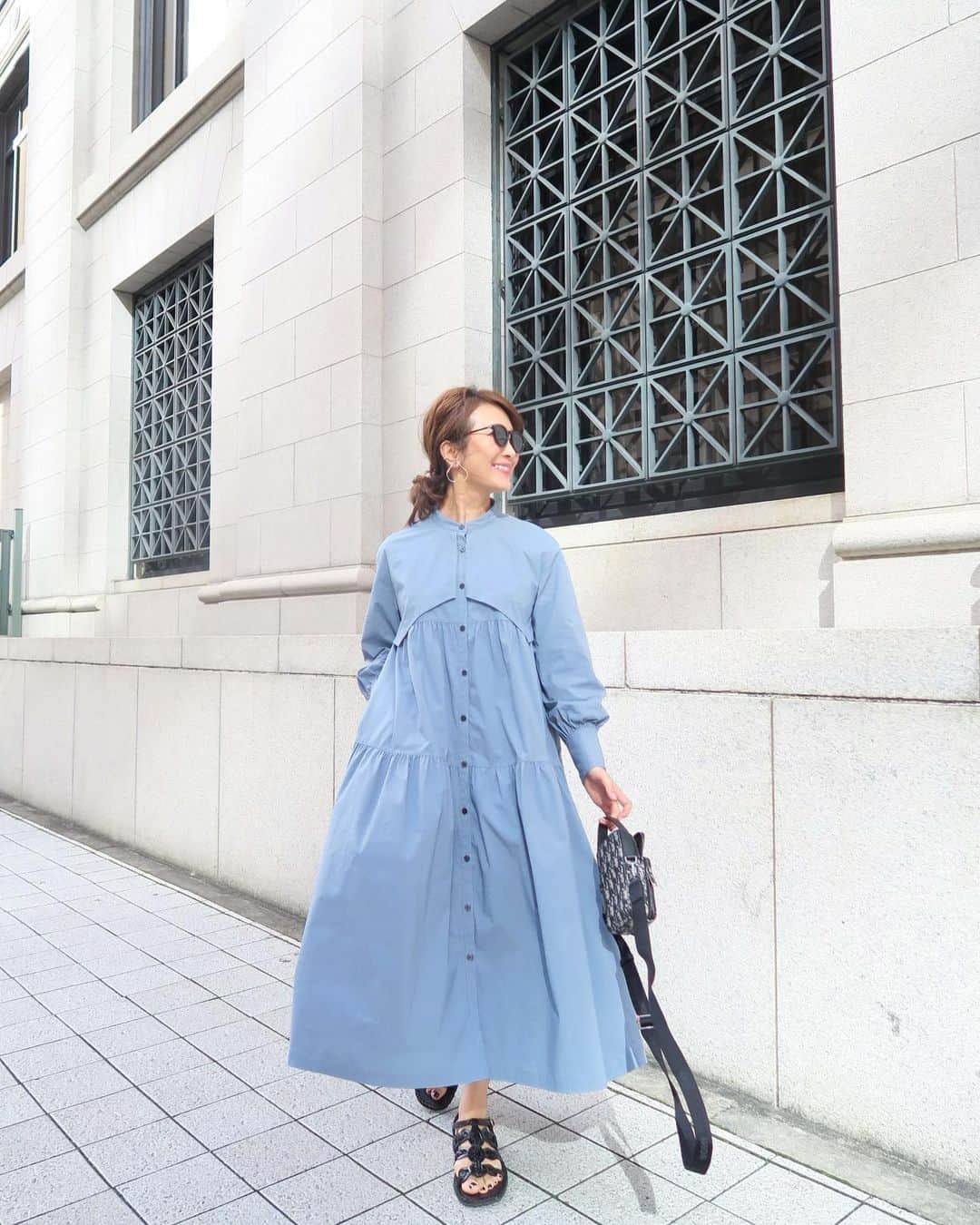Mai Wakimizuのインスタグラム：「息子に着せることが多くなって更に好きになったのがblueカラー♡しかもスタイリングによっては辛口にもなると発見！いつもなら白のボタンを選ぶのに、blueだけ黒にしたのもカッコいい要素を取り入れたくて♡ベーシックな色に飽きて来たこのタイミングでトライしやすいワンピース♡良い感じに仕上がった自信作です＼(^o^)／(2.4枚目が実際の色に近いかな♡) #wakkinstyle#ootd#coordinate#ママコーデ dress:#linkable @linkable_official(明日11日〜予約販売) bag:#dior shoes:#prada sunglasses:#eyevan」