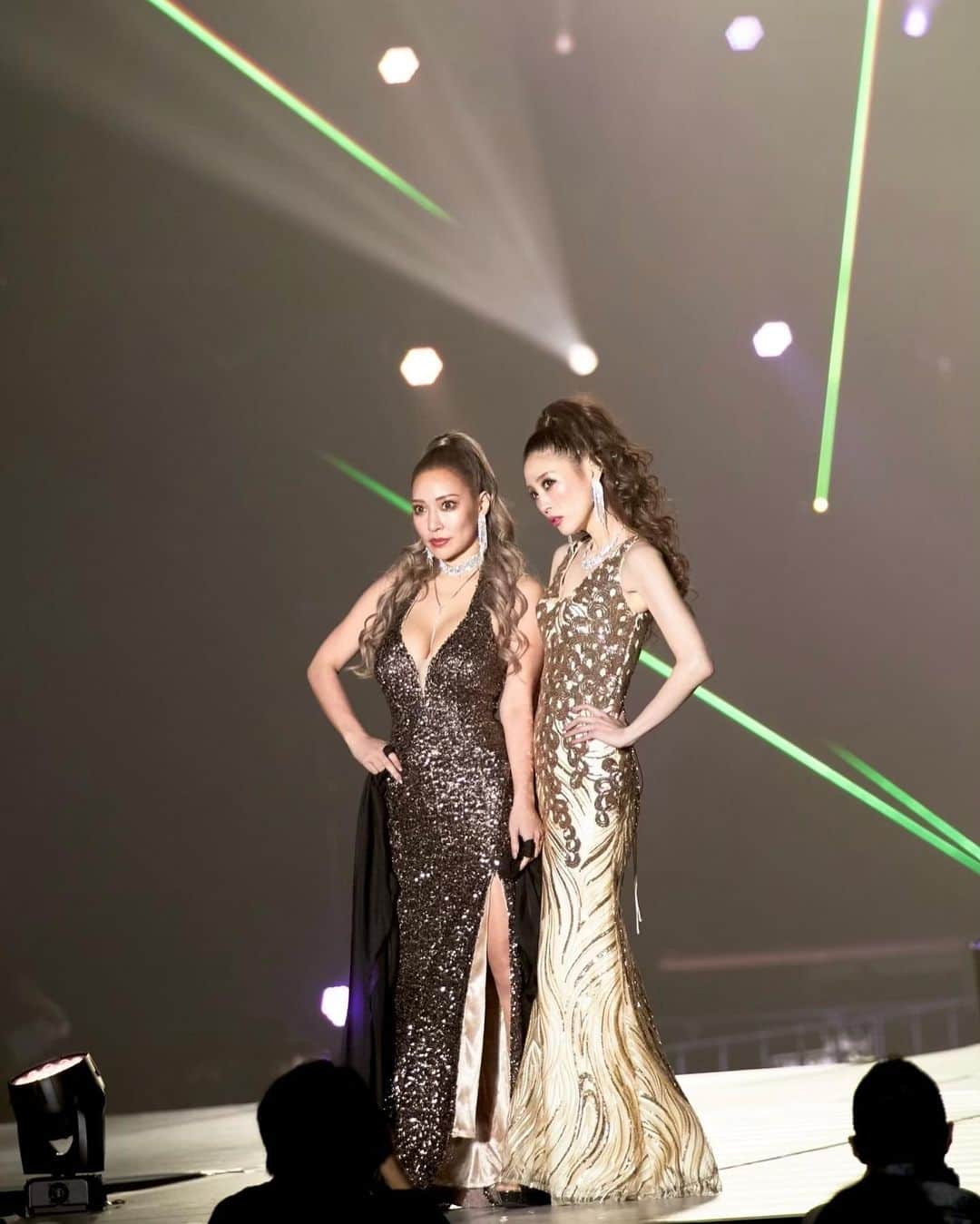 桃瀬とものインスタグラム：「関西コレクションの写真いただいた📸 妹っちと💓💃🏼💃🏼気分は叶姉妹ww モエカが隣居てくれたからあんまり緊張しないで楽くできた🥰いろいろリードしてくれて頼もしかった🥺モエカとペアで良かった💓💓💓 #関西コレクション #関コレ #ドレス #dress #姉妹 #姉妹コーデ」