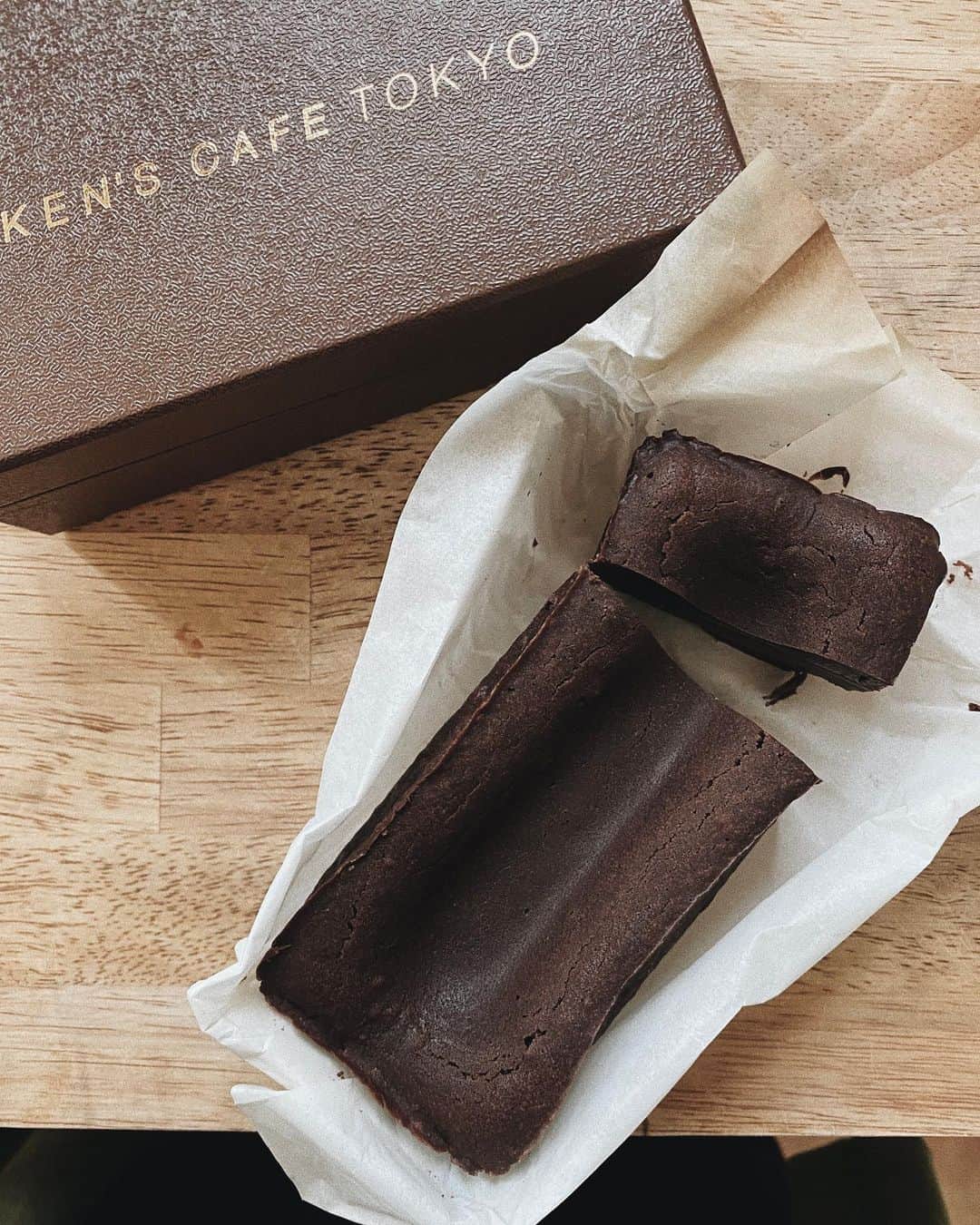 永田杏奈のインスタグラム：「・ @kenscafetokyo のガトーショコラ美味しい~🤤🍫 中学からの親友がベビに会いに来てくれて手土産に頂きました。 長い付き合いの中で、3児の母の彼女に私がこんな質問攻めをしたのは初。 改めて世の中のお母さんを尊敬。  慣れない育児、腕腰痛いし余裕無しなので、話聞くだけでもホッとする😂💓」