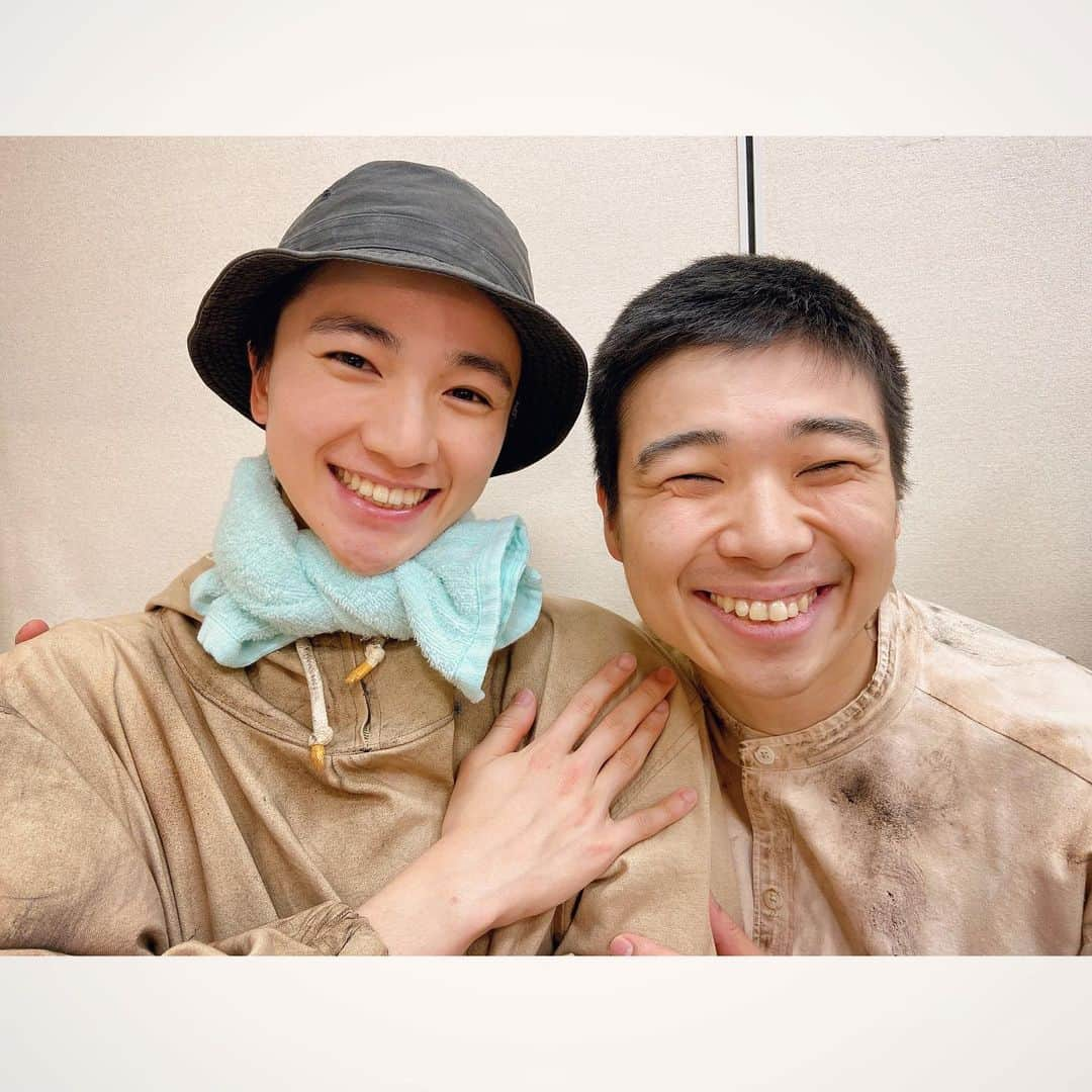 木戸大聖さんのインスタグラム写真 - (木戸大聖Instagram)「本日も無事に1公演終えることができました！ 観にきてくださった方々ありがとうございました😊  そして平日のお昼の公演にも関わらずとてもありがたい事に、"大入り袋"まで頂きました㊗️✨ たくさんの方に観ていただけて本当に嬉しいです😭  嬉しい続きでここで皆さんにお知らせです！📣  只今、出演させていただいている舞台『日本人のへそ』の 【生配信】そして【テレビ放映】が決定しました🎉  インスタのほうでも、 「観に行けないので生配信をしてほしい！」 というコメントがたくさんあったので、このお知らせを皆さんにする事が出来て凄く嬉しいです😆  今は観に行きたくてもこのような状況でなかなか劇場に足を運びづらいと思いますので、この生配信、そしてテレビ放映を通して、この作品を沢山の方に観ていただけたらと思います！🎌  詳細はこちらっ！👇 . 《生配信》 イープラス Ｓｔｒｅａｍｉｎｇ＋にて https://eplus.jp/komatsuza/  配信日：3月25日（木）17:00公演　 ※24時間のアーカイブ視聴可 東京公演生配信視聴券：2,500円（税込み） 発売期間：3月11日（木）10:00〜25日（木）17:00 ※視聴方法など詳しくは上記WEBサイトをご覧ください。  《TV放映》 WOWOWにて今夏、放映が決定いたしました。 ※詳細は決まり次第、あらためてご案内いたします。 　　　　　　　　　　　　　　　　　　　　　(事務所HPより) . 劇場の興奮を皆さんにお届け出来たらと思うので楽しみにお待ちください！！🥳  写真は、舞台で共演中の#岩男海史 くん！📸 楽屋が一緒なので、いつも楽しくお話しして過ごしてます🥰 . #日本人のへそ #生配信 #TV放映 #決定🎉㊗️ . #明日は2公演 #劇場でお待ちしてます☺️ #こまつ座」3月10日 17時24分 - taisei_kido_