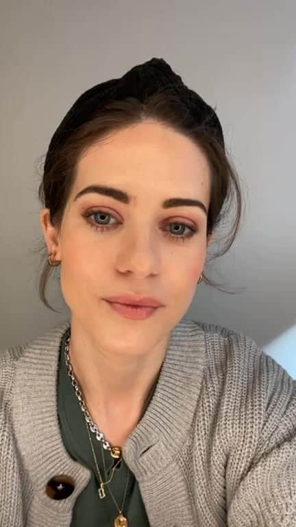 リンジー・フォンセカのインスタグラム：「My little sis and I talk about our experiences as young child actors. We also try to navigate our way through understanding cancel culture. Spoiler alert: we did not figure it out.」