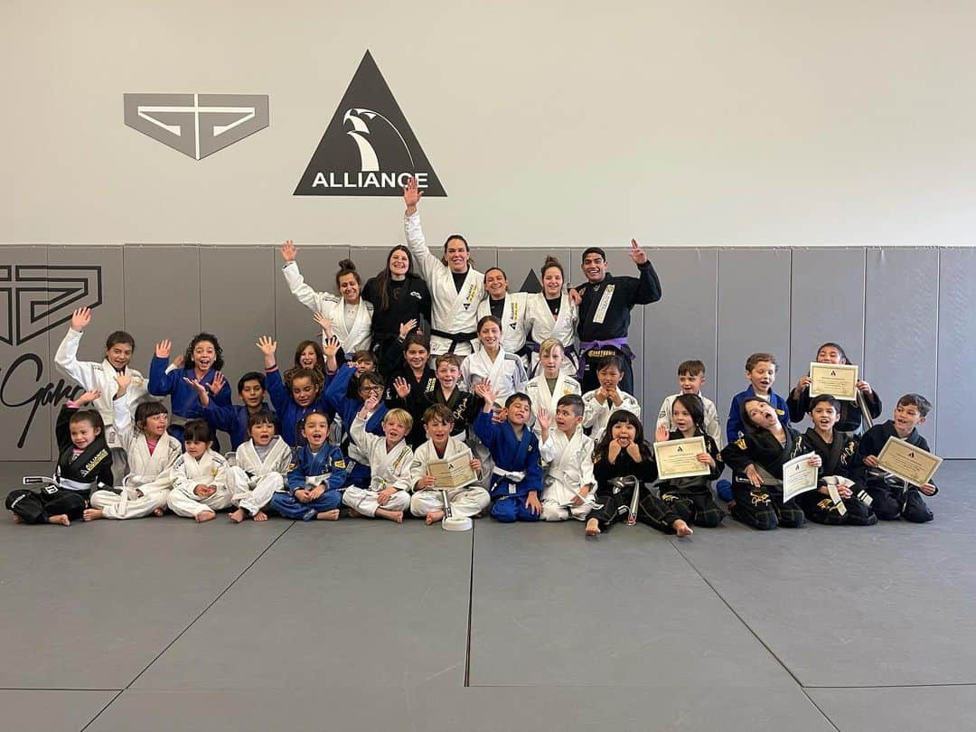 ギャビ・ガルシアのインスタグラム：「We survived after this pandemic and we growing up everyday! Belt promotion at @allianceeastvale  I’m proud of make this place open and my mats full just in one year! Thanks @fabiogurgel @alliancejjassociation  Congrats all our little eagles 🦅  Proud of you guys! Thanks @talitatreta @mayramazza @gabigarciaofficial @juancasillas__ __ @luizanogueirabjj @sweetangelina2453 ❤️  . . . Come training with us ☎️ 951-8331724  📍3550 E.philadelphia st 📍St 120 📍Ontario #alliancebjj #bjj #jiujitsu #mma #gabigarcia #teamgabigarcia #jiujitsu #cityofeastvale #eastvaleca #cityofnorco #ranchocucamonga #city of ontario’s #cityofchinohills #GYMSARESAFE」